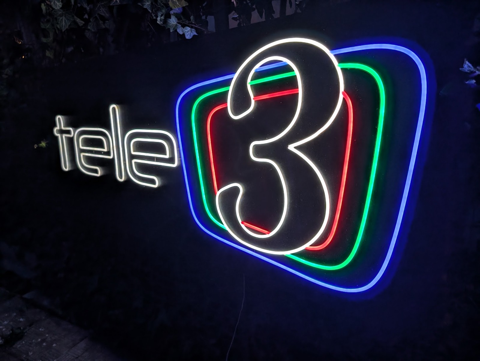 Reclama luminoasa LED Neon Tele 3 – Firma luminoasa pentru Bar, Restaurant, Cafenea