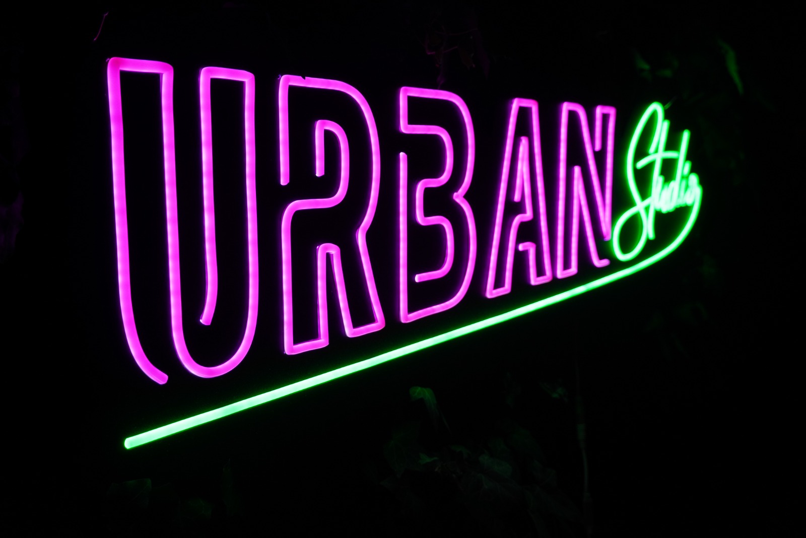 Reclama luminoasa LED Neon URBAN Studio – Firma luminoasa Bar, Club, Restaurant