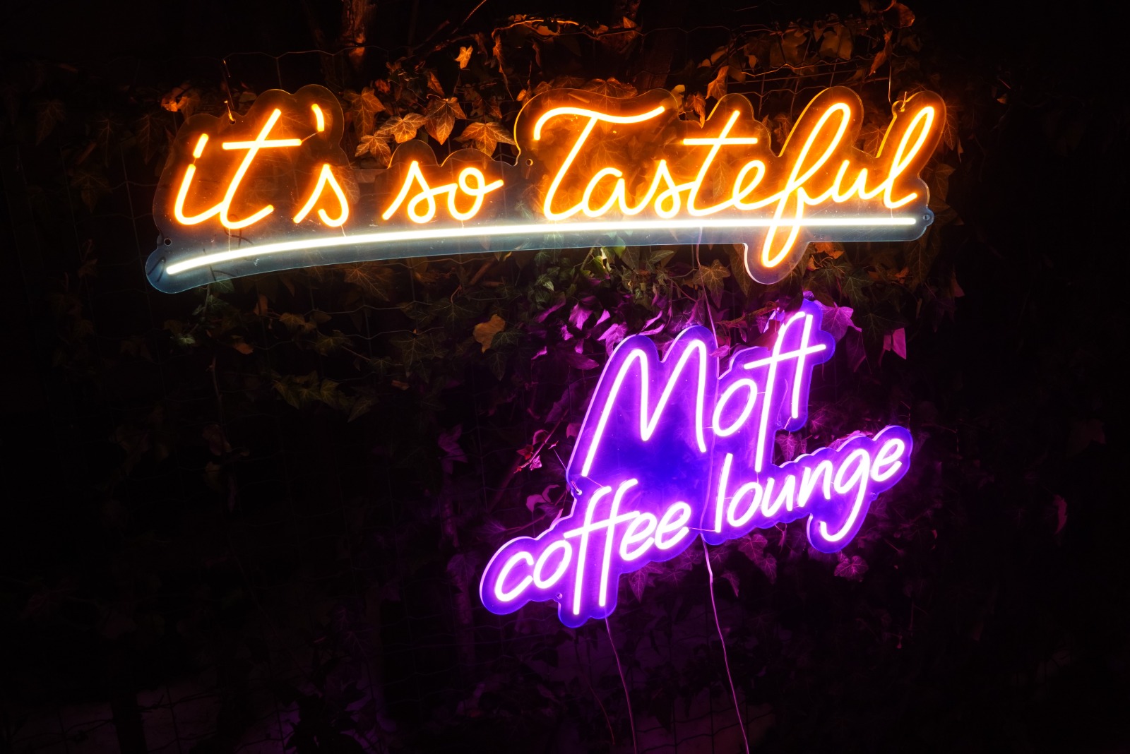 Reclame luminoase LED Neon Coffee Lounge – It’s So Tasteful – Cafenea, Bar, Restaurant