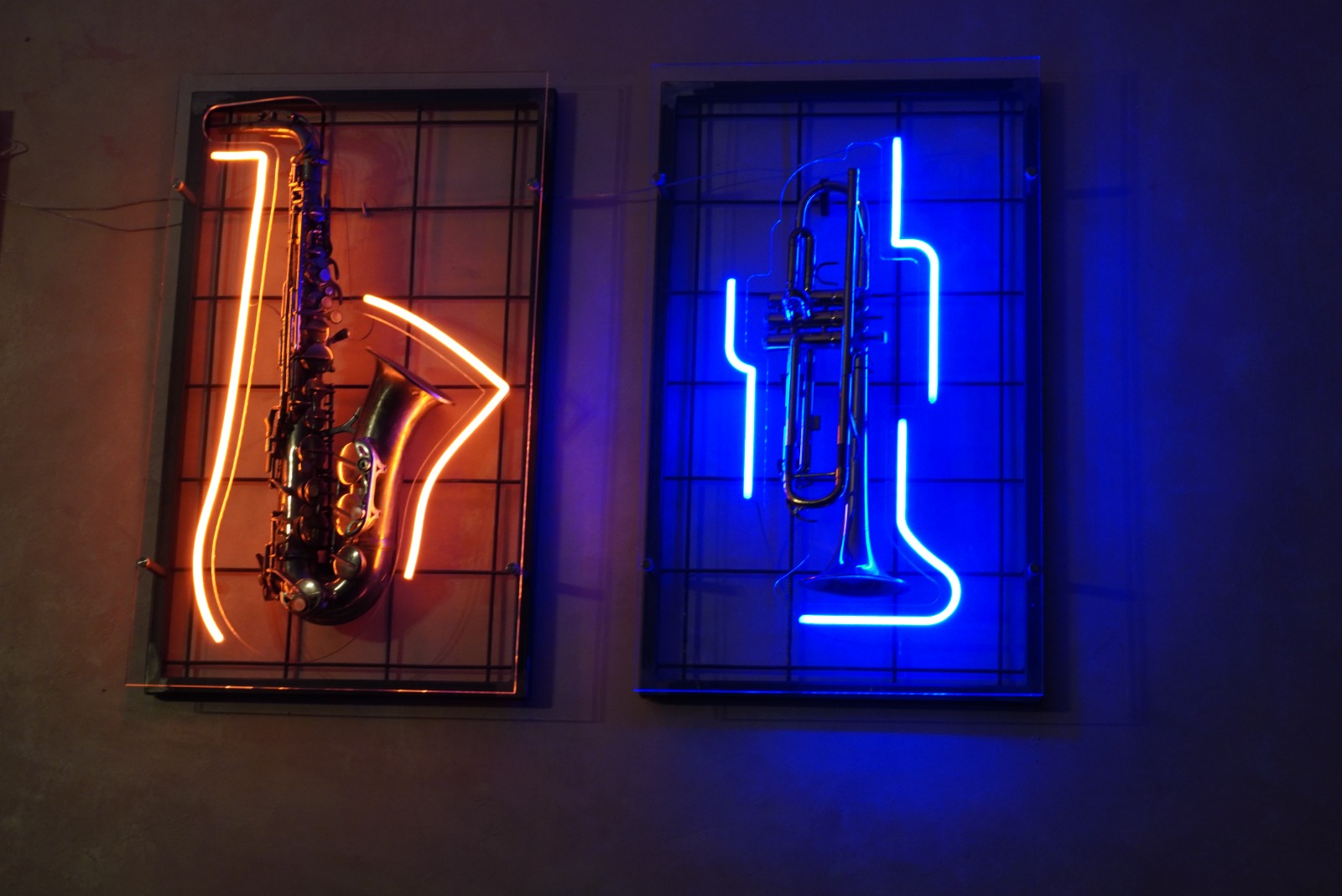 Decor luminos LED Neon Saxofon si Trompeta – Bar, Pub, Club, Restaurant, Muzica Live
