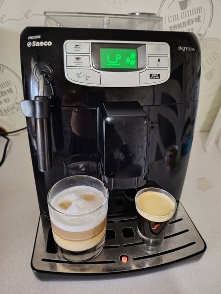 Espressor automat Saeco Philips Intelia cu rasnita ceramica – cafea boabe si macinata