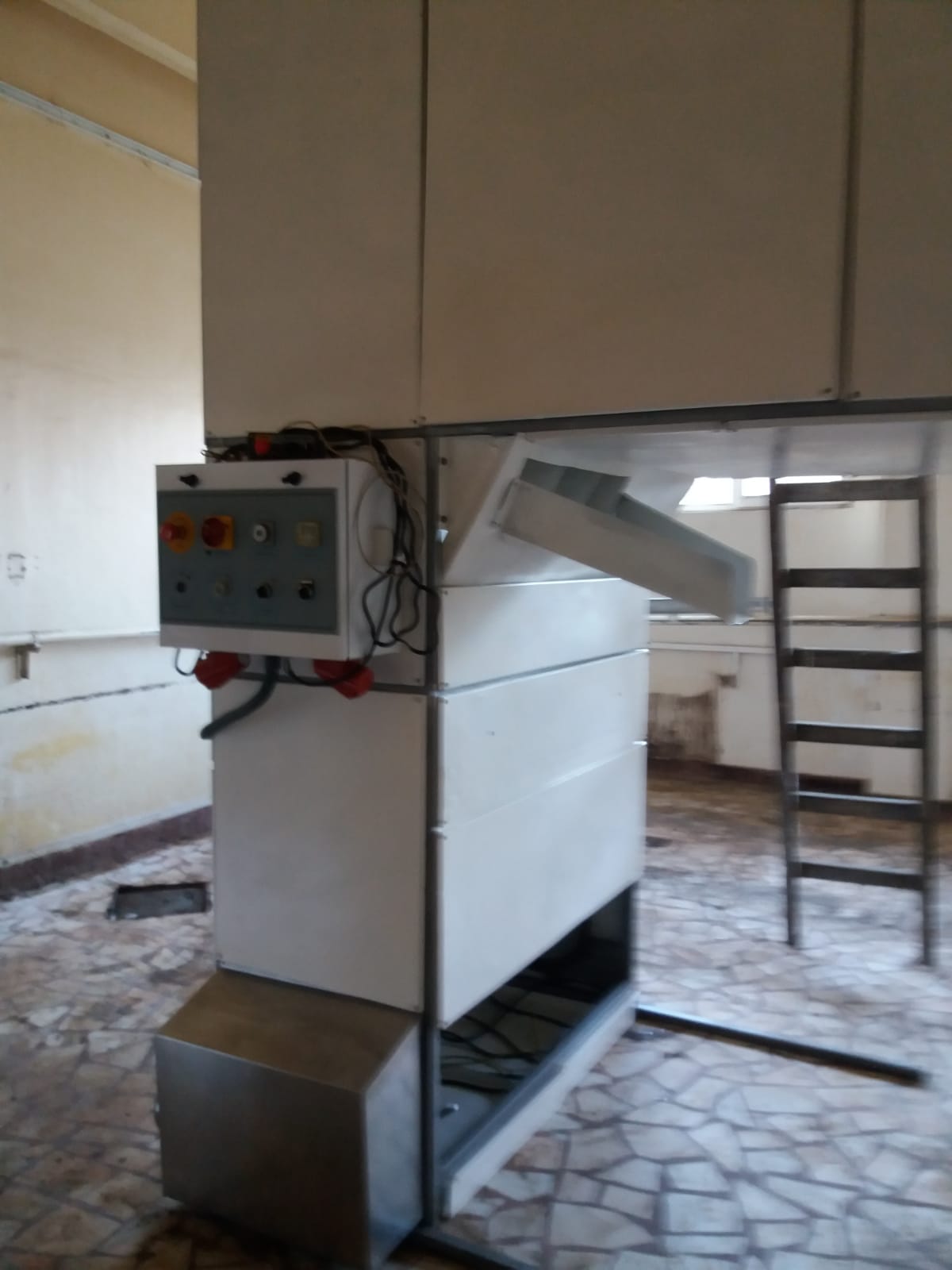 Predospitor profesional cu leagane SUBAL KM300 – 300 cupe pentru panificatie