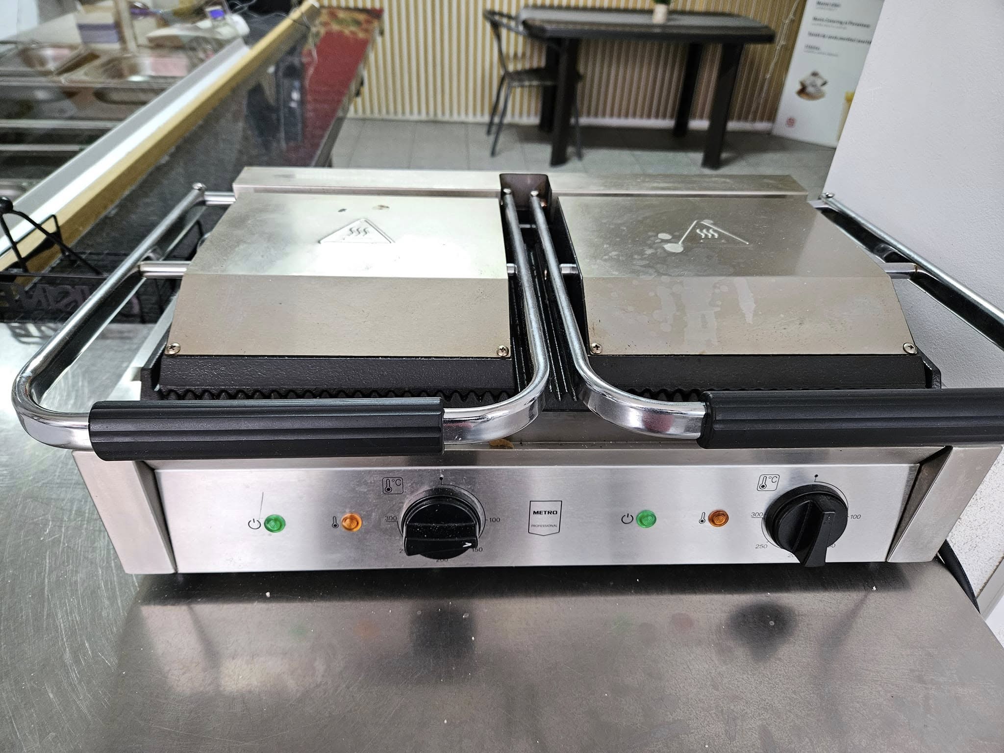 Grill electric profesional dublu METRO cu placi striate pentru HoReCa
