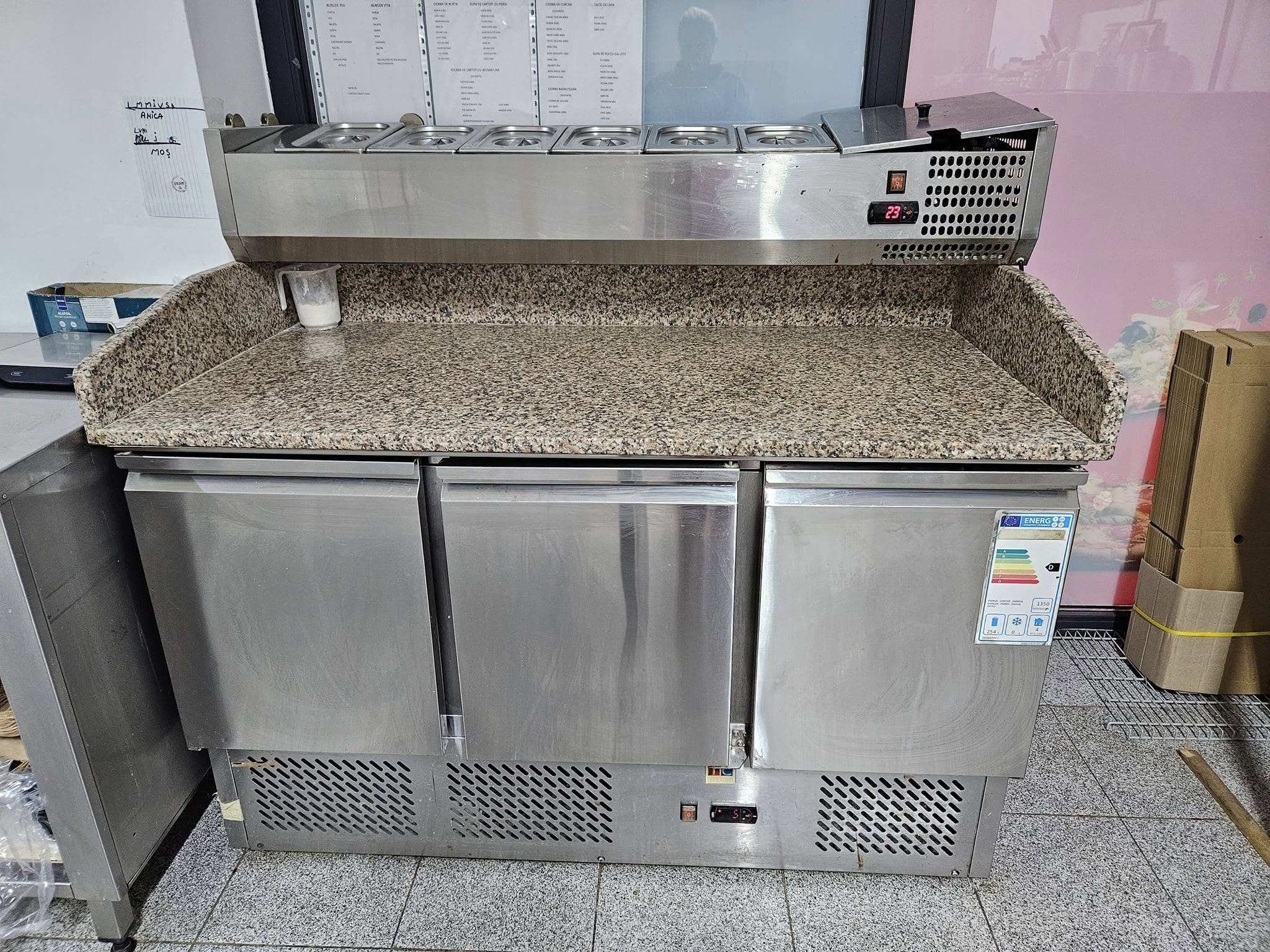 Masa frigorifica profesionala inox cu 3 usi, blat granit si salatiera refrigerata GN