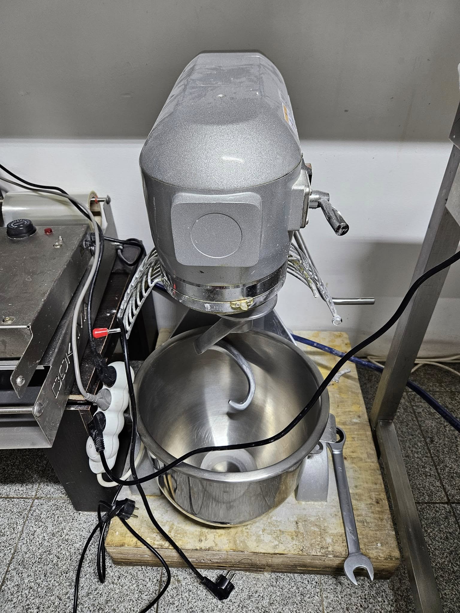 Malaxor planetar profesional cuva inox pentru patiserie, cofetarie si panificatie