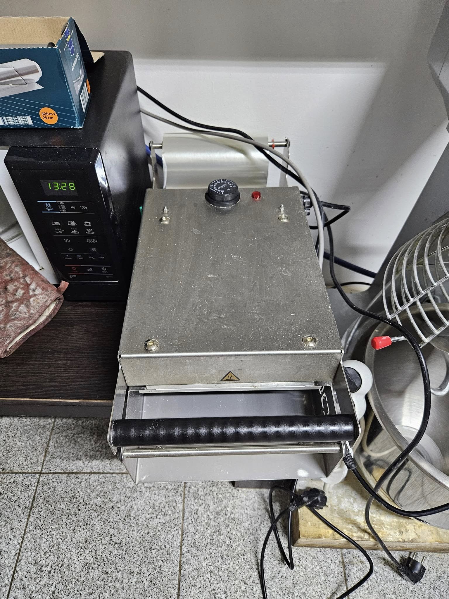 Grill electric profesional pentru sandwich si panini cu placa de incalzire HoReCa