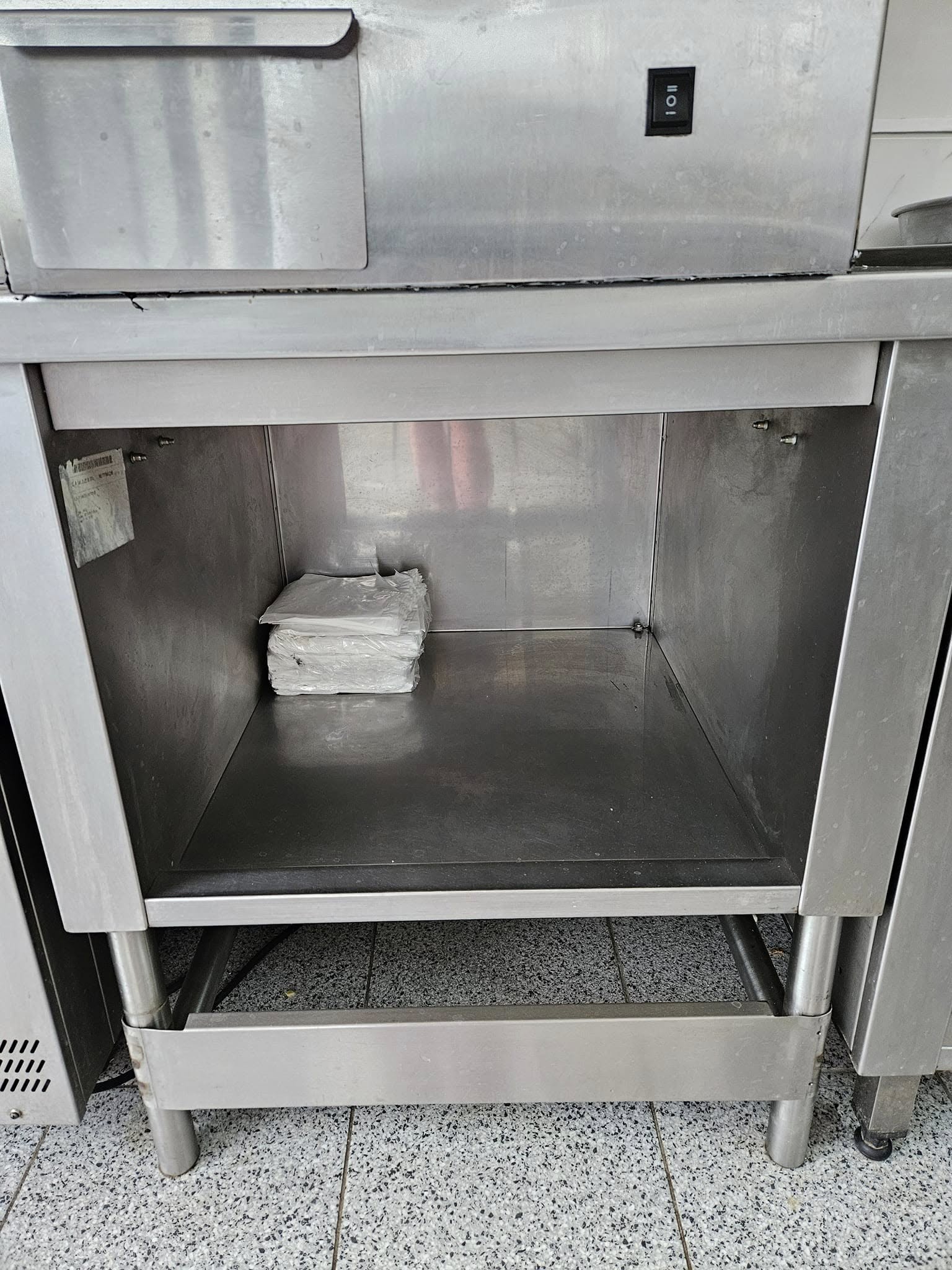 Masa de lucru profesionala inox cu polita inferioara pentru HoReCa - Imagine 2