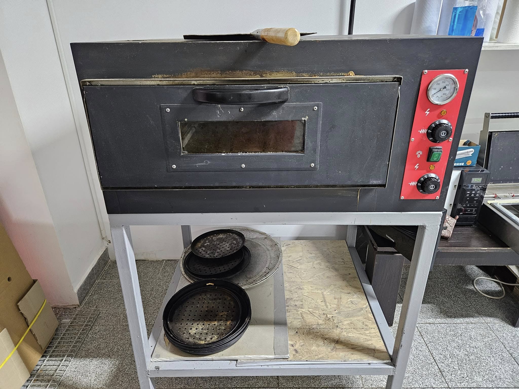 Cuptor profesional electric pentru pizza si panificatie cu termometru si tavi