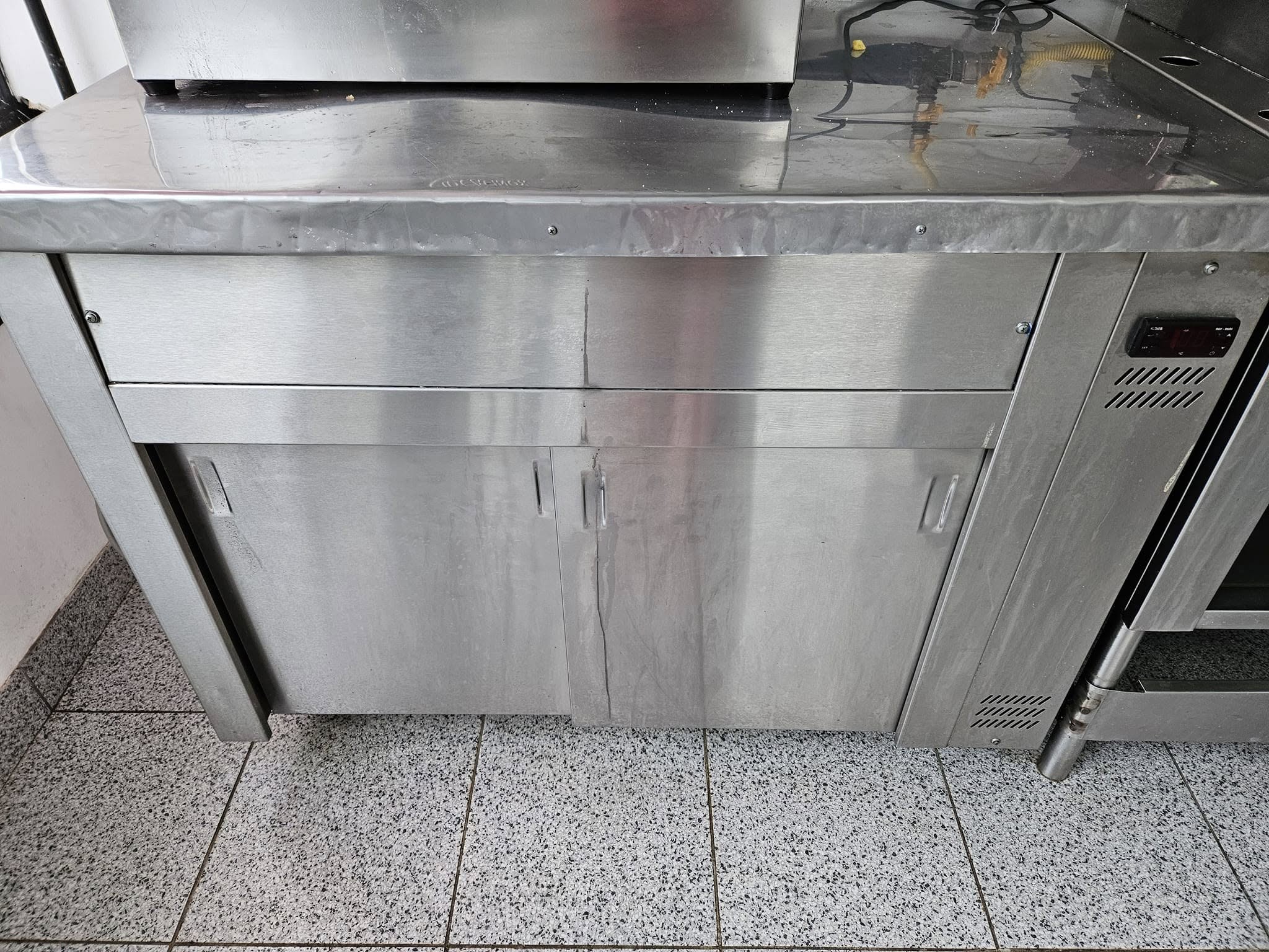 Masa frigorifica profesionala inox cu agregat incorporat pentru HoReCa