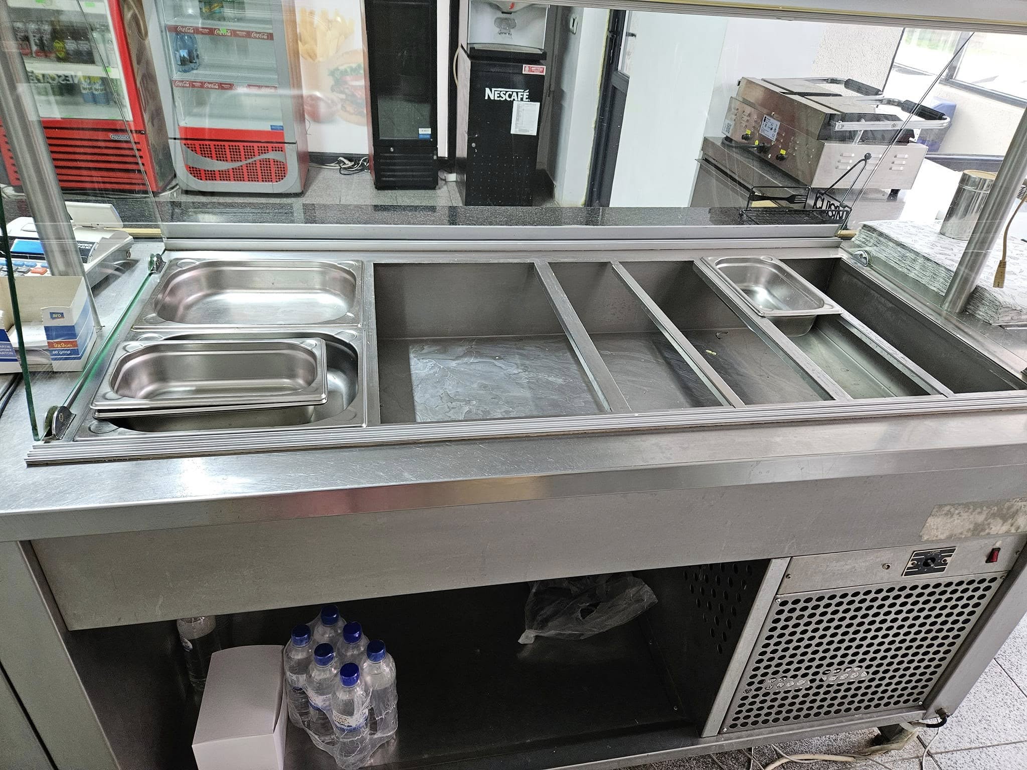 Masa frigorifica refrigerata cu salatiera GN si vitrina pentru preparare HoReCa