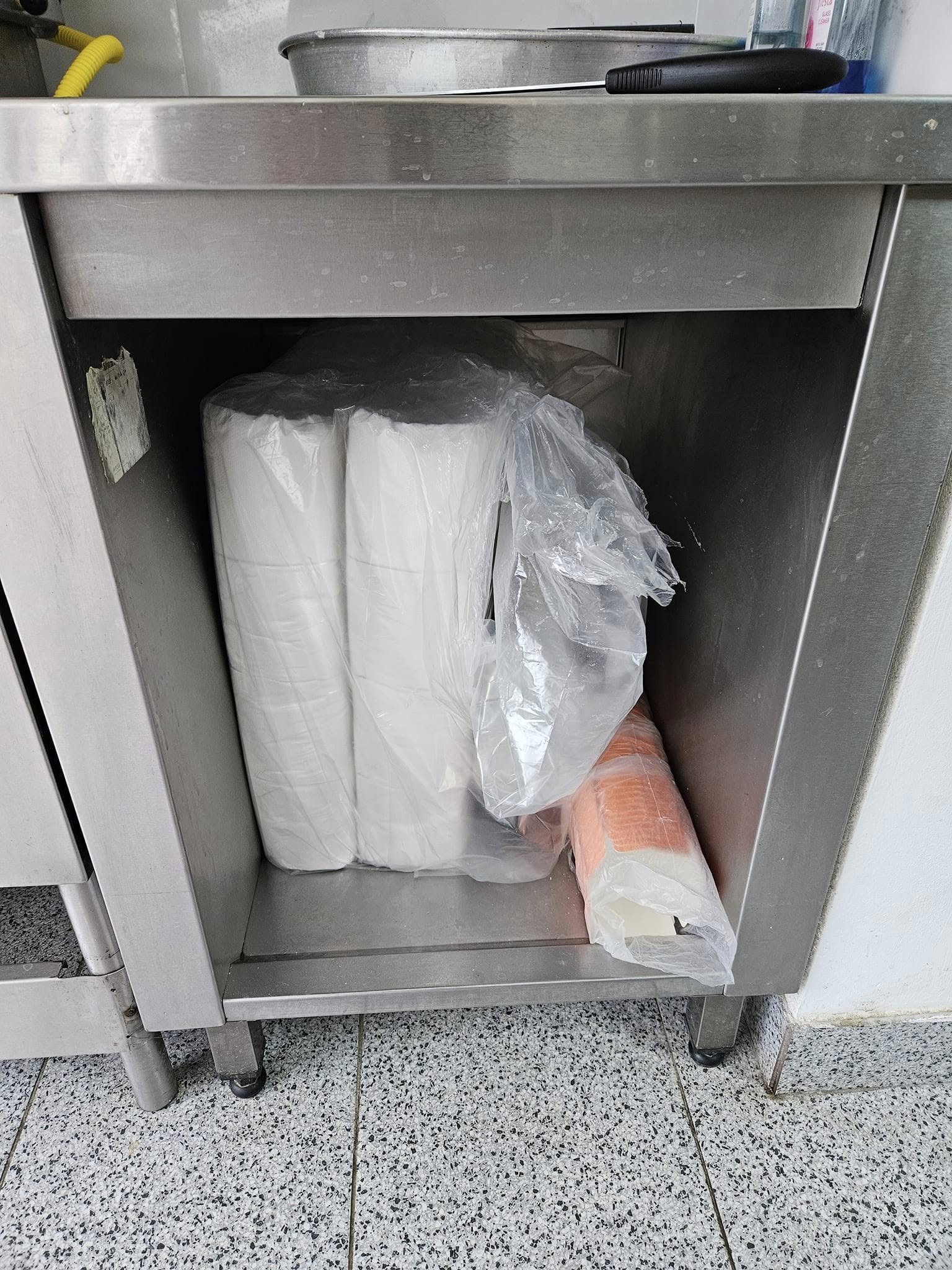 Masa inox profesionala cu polita inferioara si spatiu de depozitare HoReCa