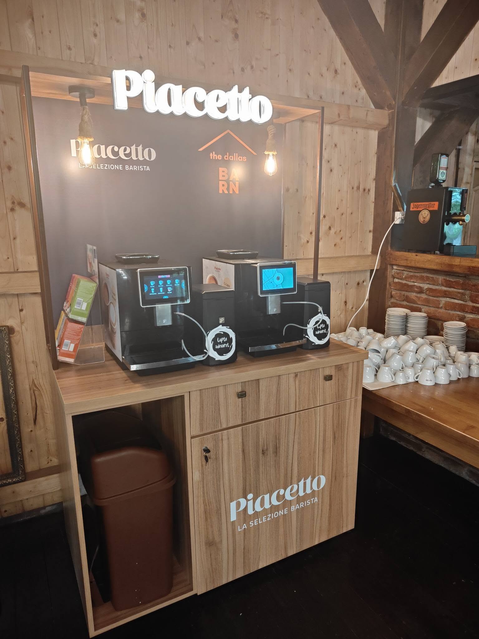Automat profesional de cafea Piacetto pentru HoReCa cu sistem complet de cafea