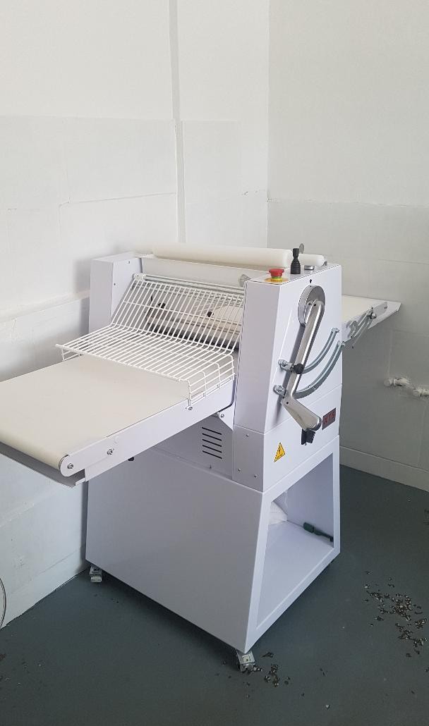 Masina Profesionala de Turat Aluat 500-800 mm cu Suport pe Roti - Utilaj Panificatie si Patiserie