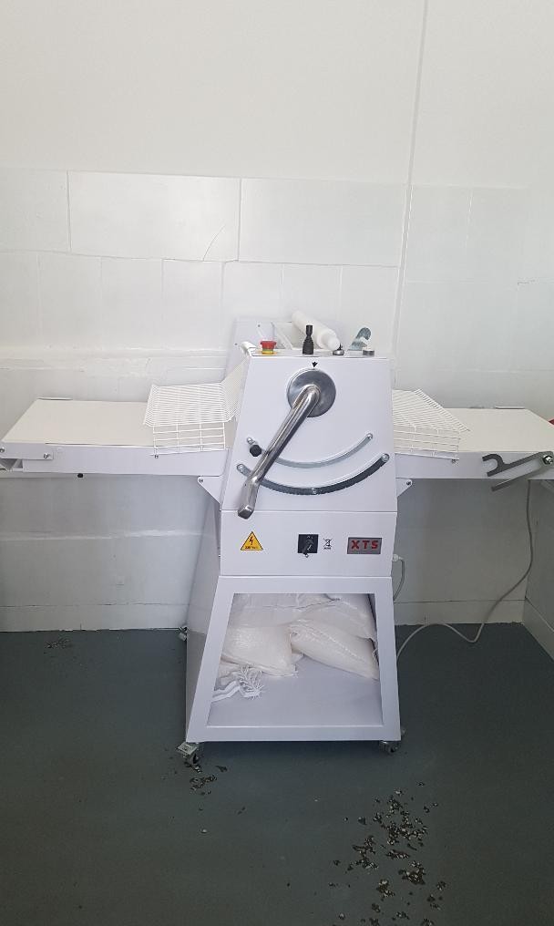 Masina Profesionala de Turat Aluat 500-800 mm cu Suport pe Roti - Utilaj Panificatie si Patiserie - Imagine 3