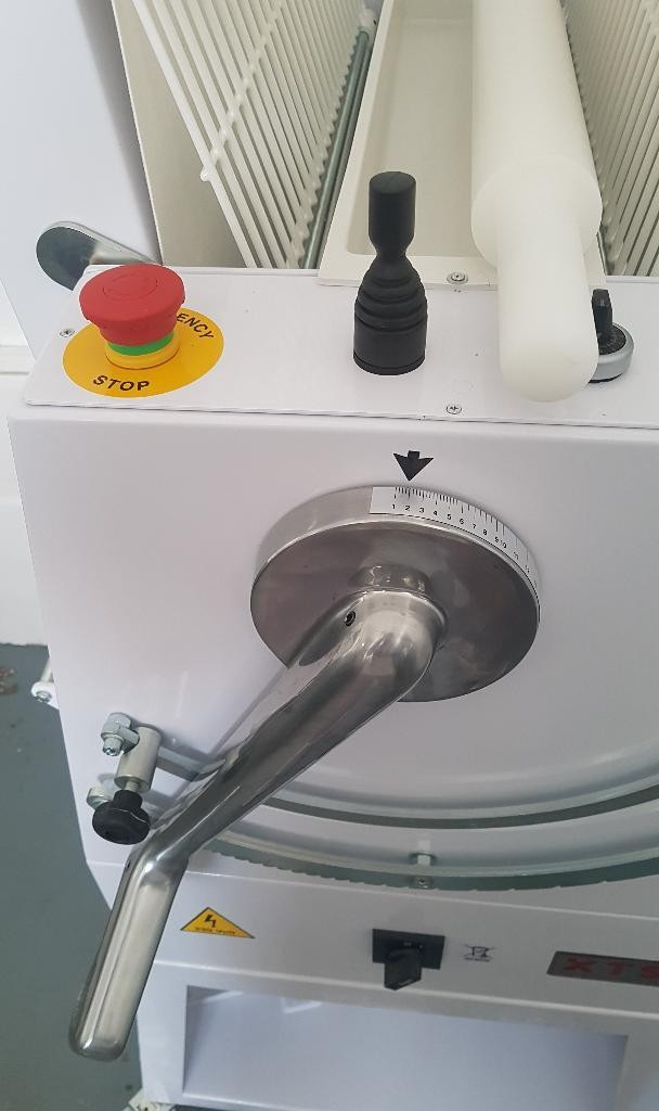 Masina Profesionala de Turat Aluat 500-800 mm cu Suport pe Roti - Utilaj Panificatie si Patiserie - Imagine 4