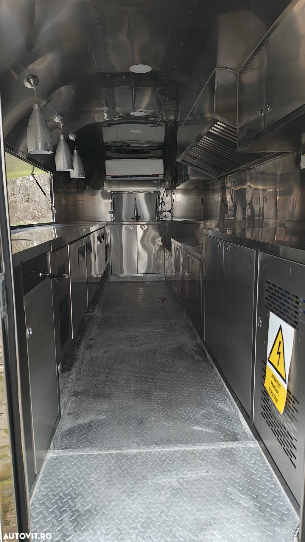 Rulotă Food Truck Airstream 5,5 m – complet echipată, inox, omologată RAR – Ilfov
