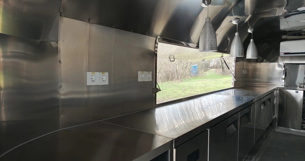 Rulotă Food Truck Airstream 5,5 m – complet echipată, inox, omologată RAR – Ilfov - Imagine 4