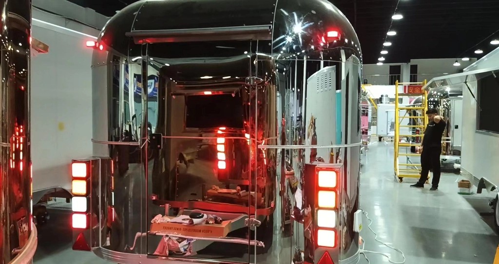 Rulotă Food Truck complet echipată – Airstream inox 5,5 m, bucătărie HoReCa, RAR, Ilfov - Imagine 2