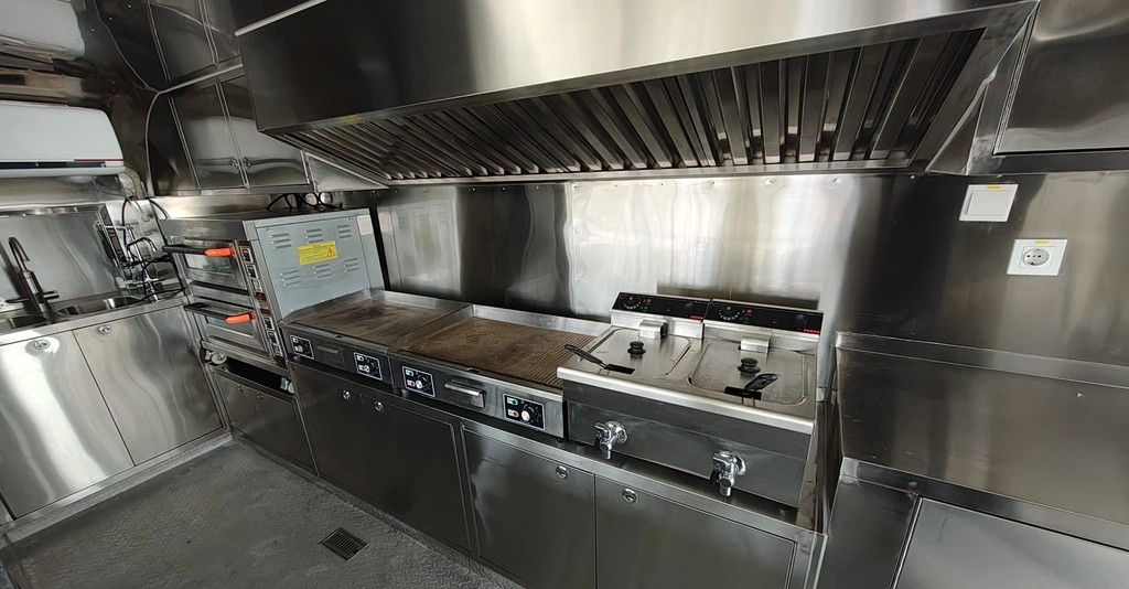Food Truck profesional la cheie – rulotă Airstream inox complet utilată, 2024, Buftea Ilfov - Imagine 4