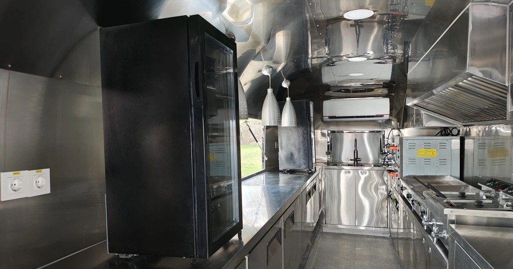 Rulotă fast-food Airstream 2024 – Food Truck complet utilat cu echipamente profesionale HoReCa - Imagine 3