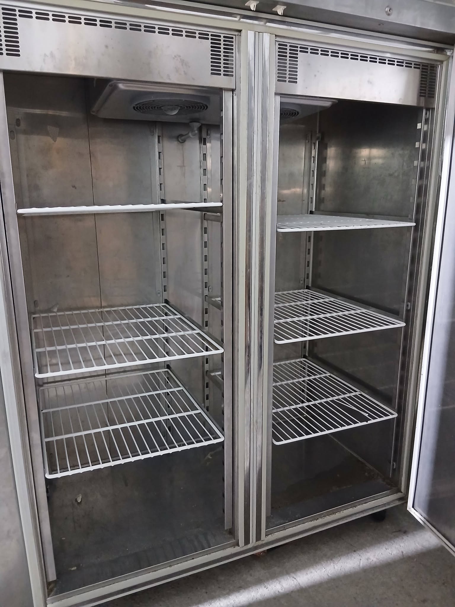Vitrina frigorifica verticala profesionala 2 usi – lactate, mezeluri, patiserie, HoReCa - Imagine 4