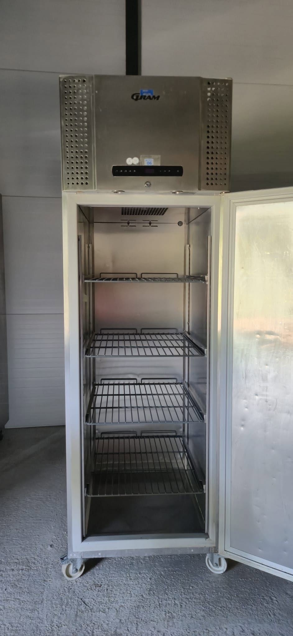 Frigider profesional inox Gram 560L – HoReCa, 220V, pe roti, stare perfecta