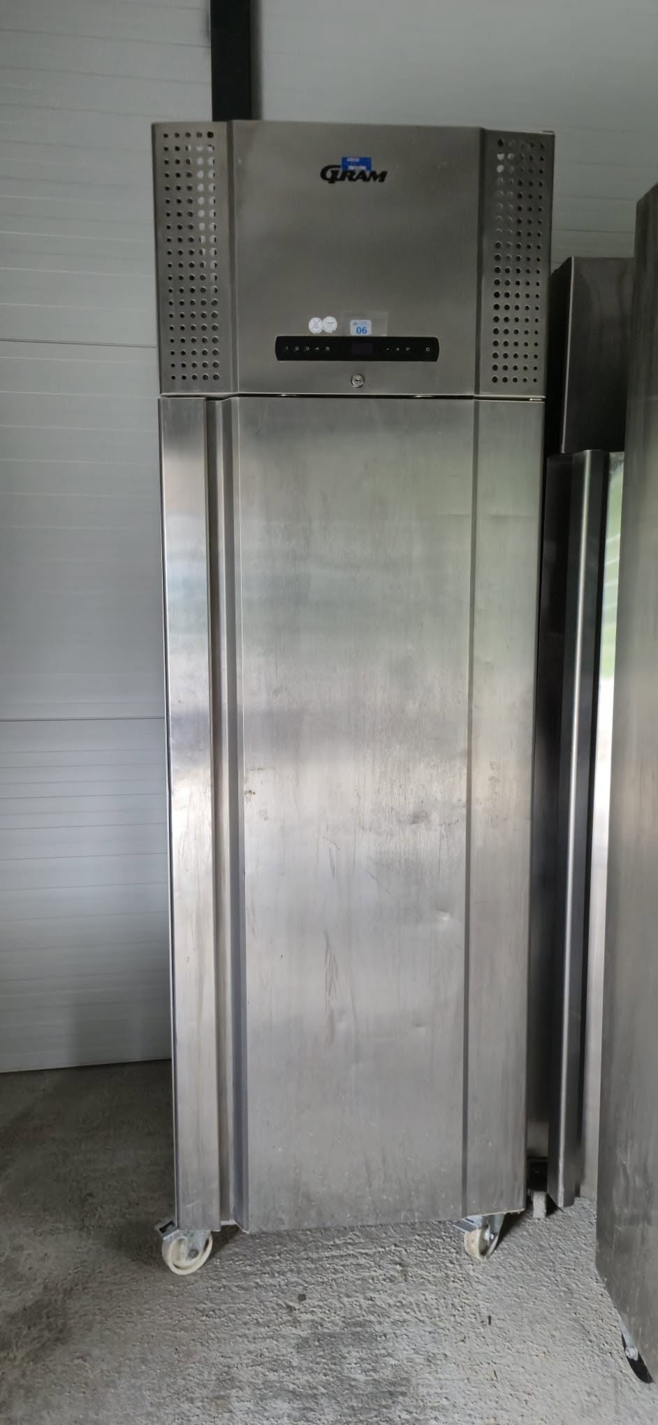 Frigider profesional inox Gram 560L – HoReCa, 220V, pe roti, stare perfecta - Imagine 3