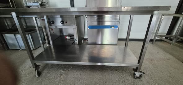 Masa inox profesionala HoReCa 170x70x100 cm – cu polita si roti, 2 bucati disponibile