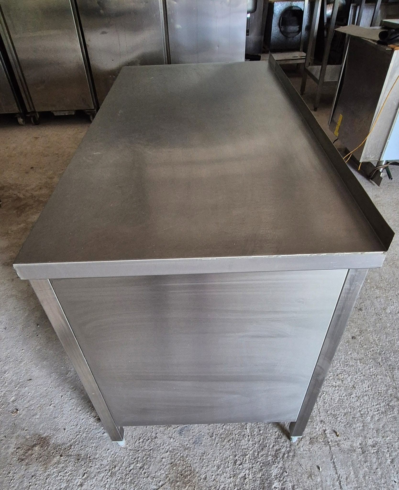 Masa inox tip dulap profesionala 150x70 cm – usi glisante, rebord, HoReCa