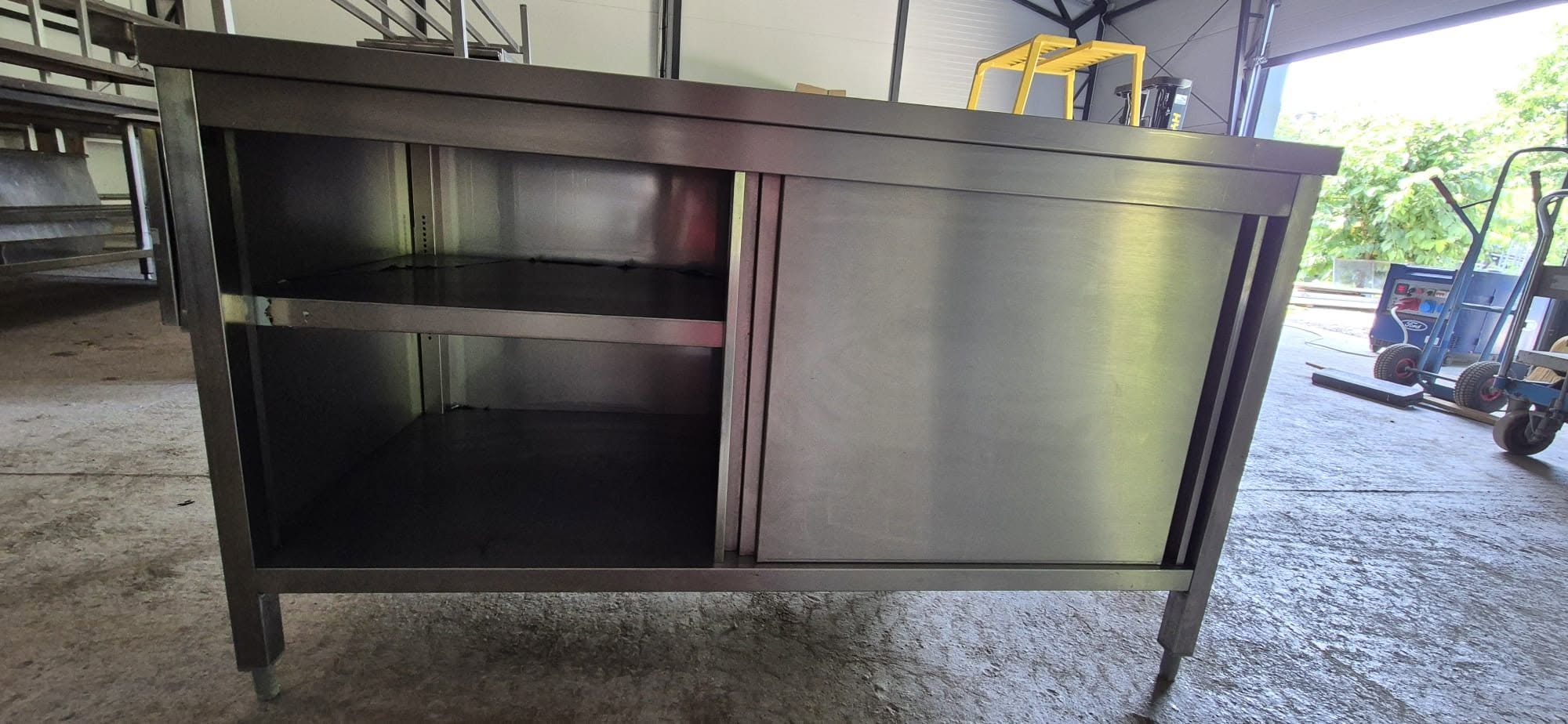 Masa inox tip dulap profesionala 150x70 cm – usi glisante, rebord, HoReCa - Imagine 3