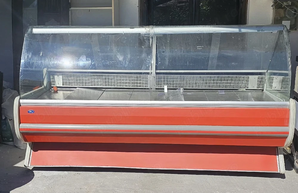 Vitrina frigorifica profesionala pentru mezeluri cu geam curbat – 2,30 m, Balcesti Valcea