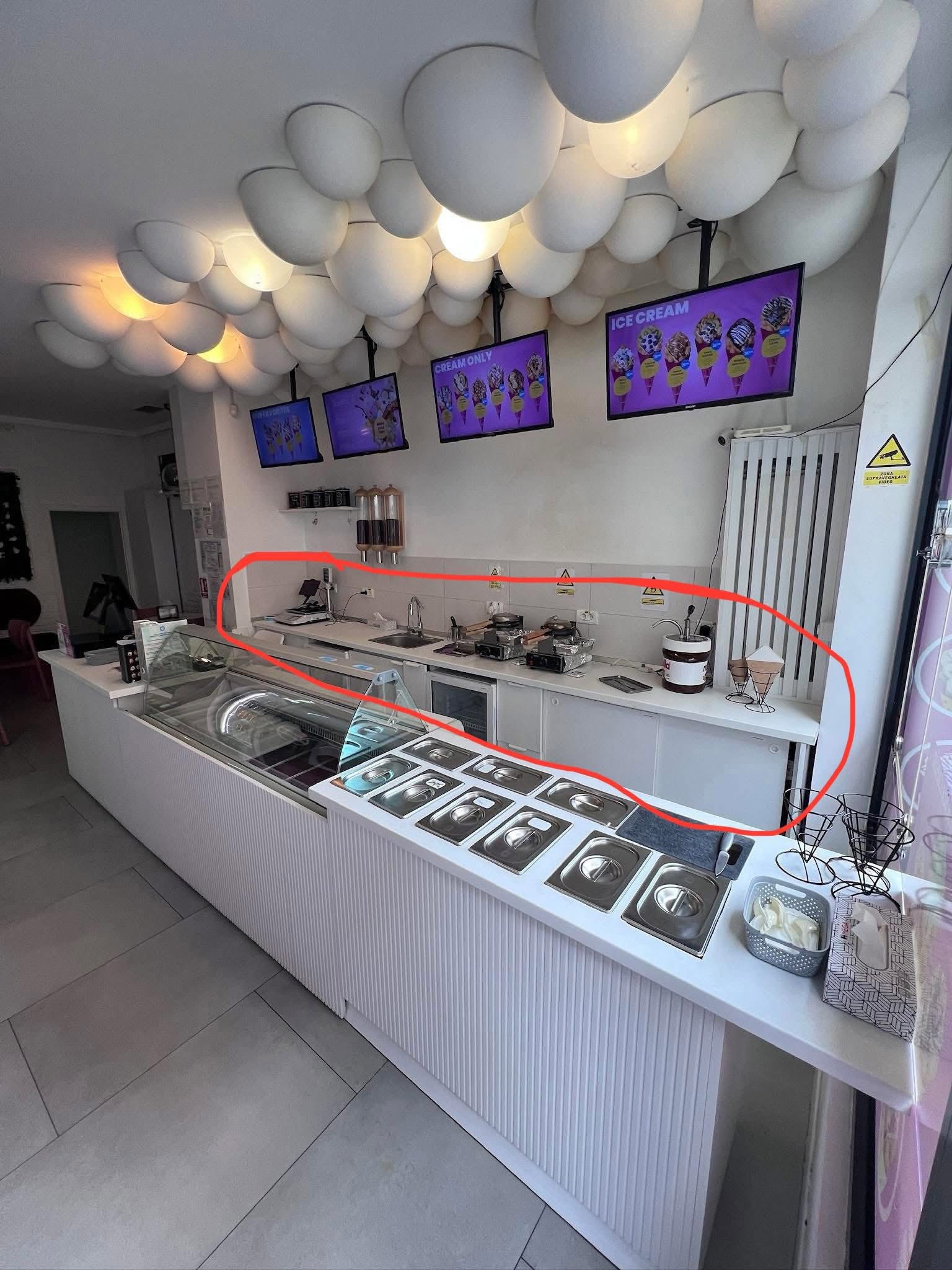 Mobila bar profesională 4,20 m cu chiuvetă și 2 frigidere sub blat – HoReCa