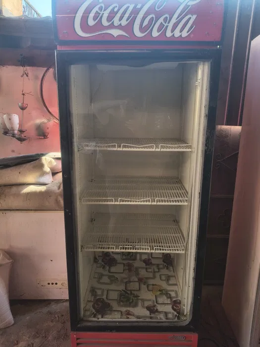 Vitrina frigorifica Coca-Cola pentru bauturi – frigider vertical profesional SH