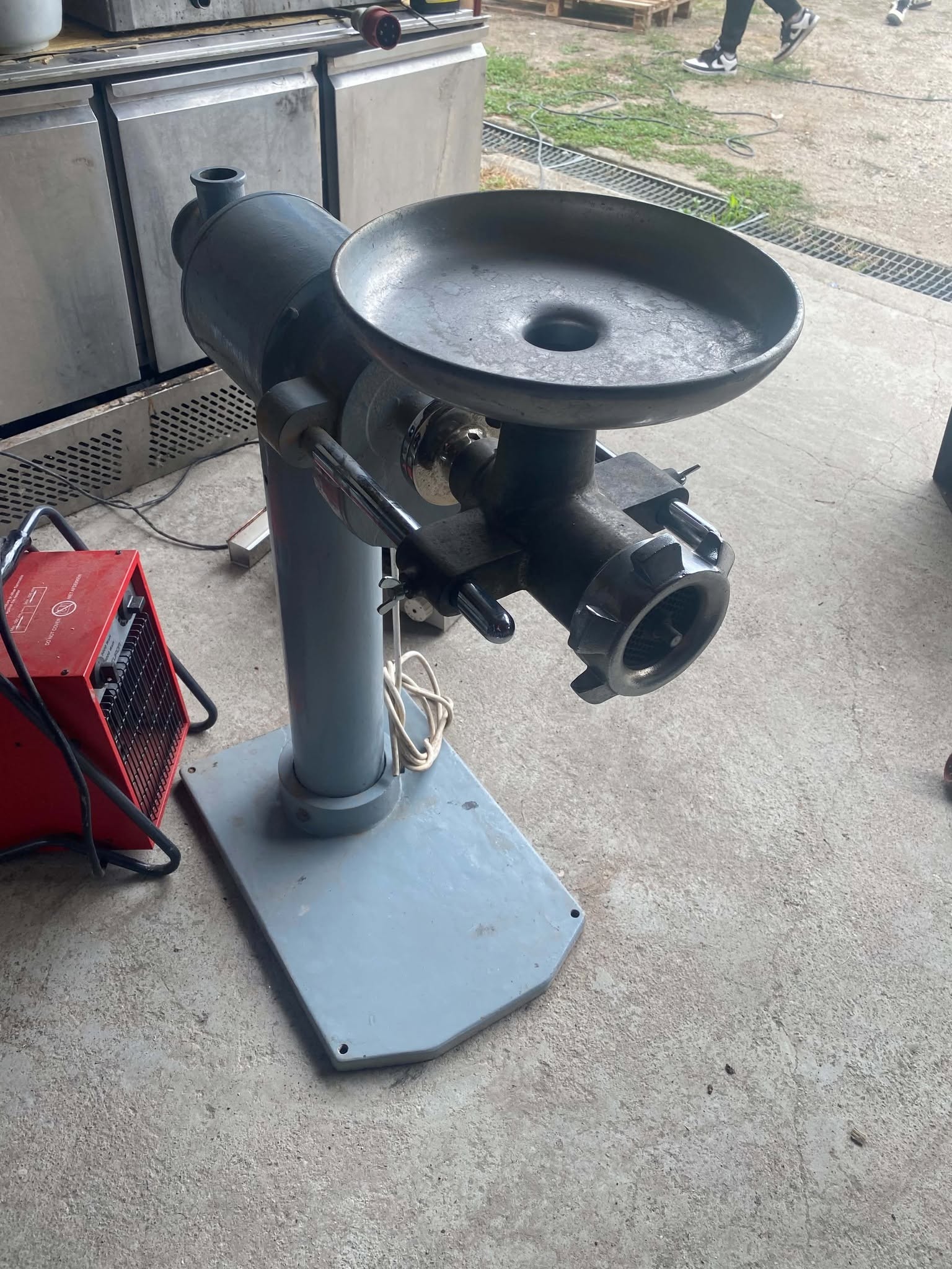 Masina de Tocat Carne Profesionala Industriala 380V pe Picior - Carmangerie HoReCa SH - Imagine 2