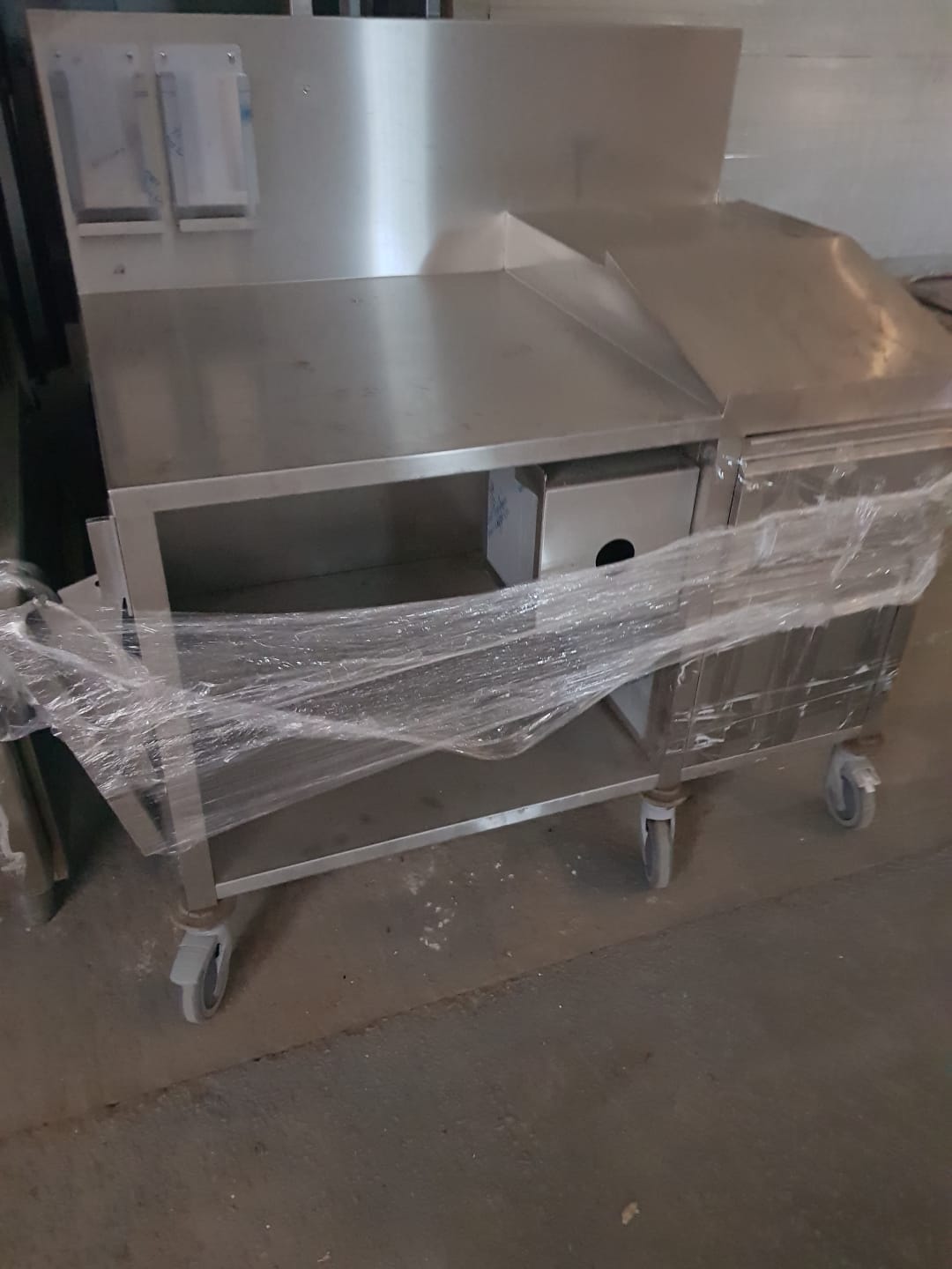 Masa de lucru profesionala din inox cu roti si spatii de depozitare HoReCa