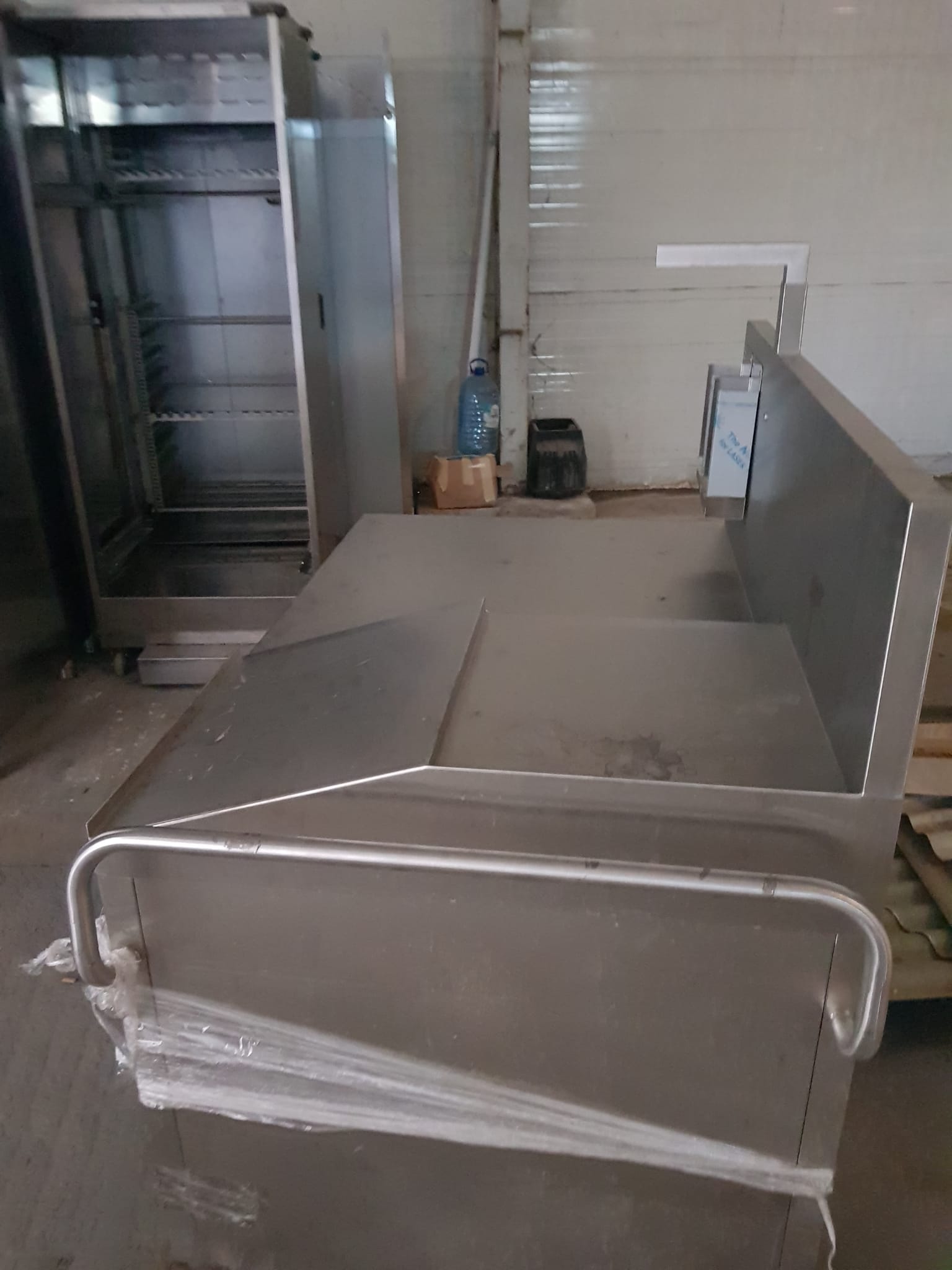 Masa de lucru profesionala din inox cu roti si spatii de depozitare HoReCa - Imagine 2