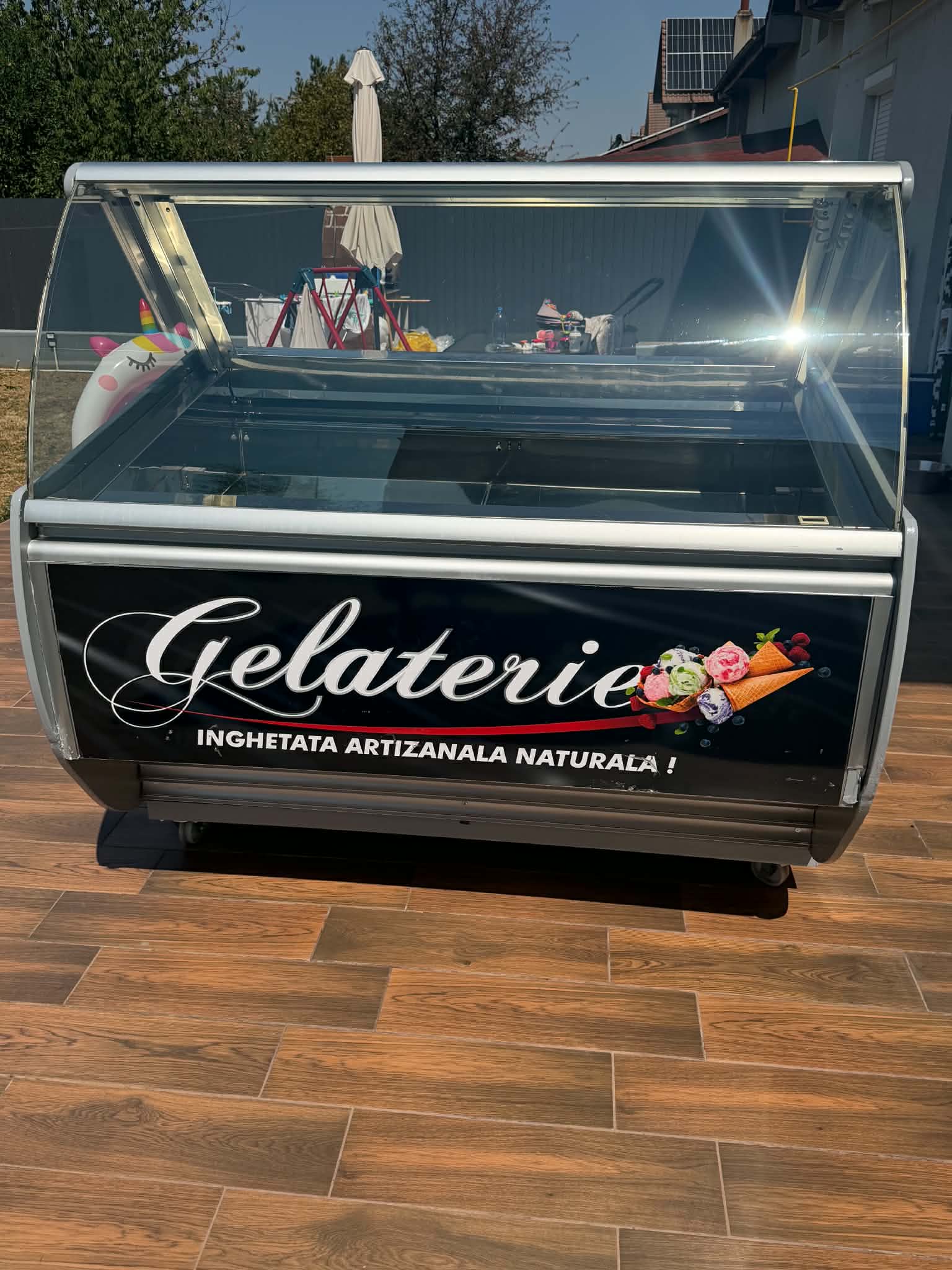 Vitrină frigorifică profesională  pentru restaurant, magazin, cofetărie și HoReCa