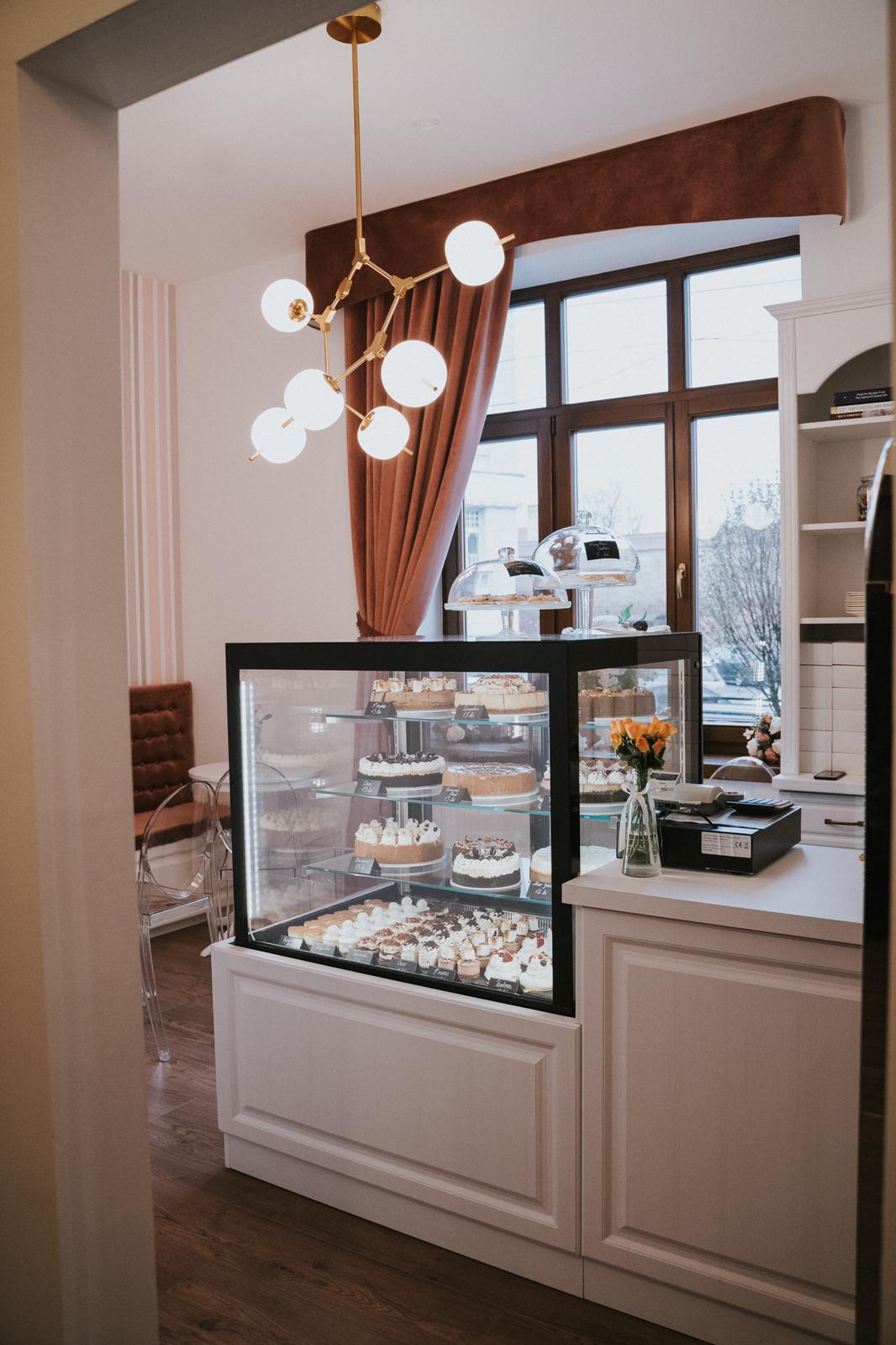 Vitrina frigorifica profesională pentru cofetărie, patiserie și cafenea