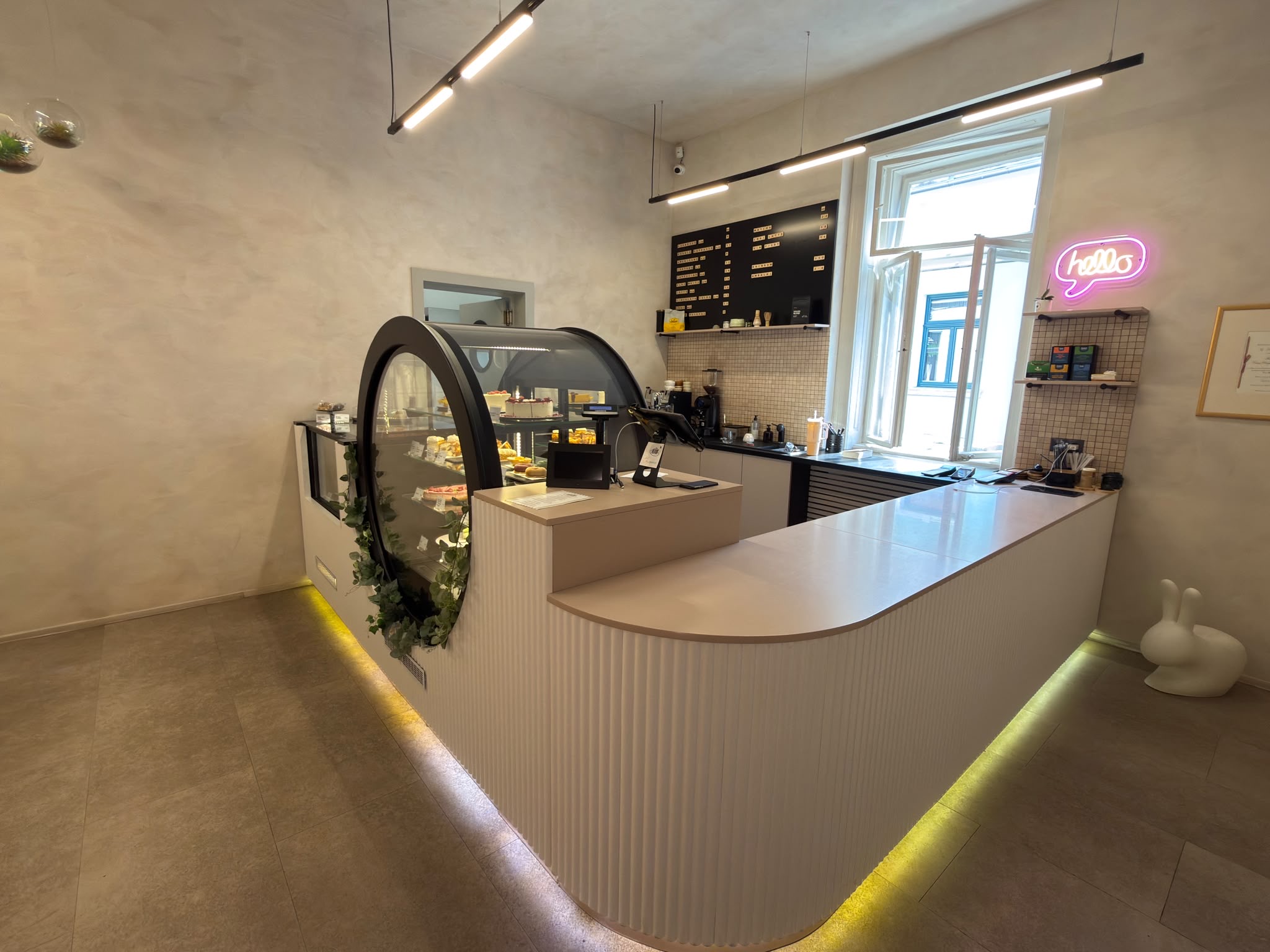 Mobilier cofetarie profesional – vitrine, mese de lucru și dulapuri pentru laborator cofetărie
