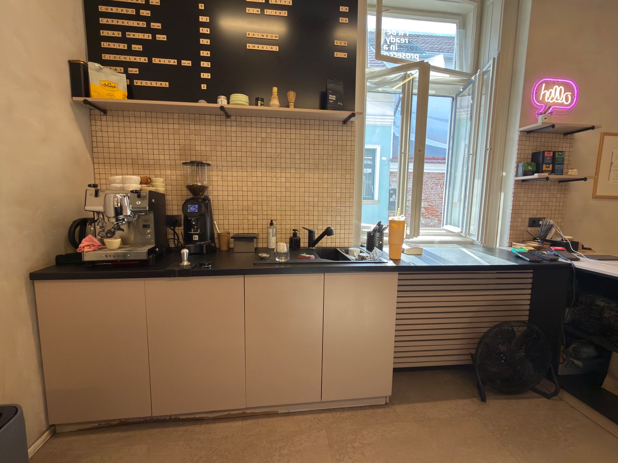 Mobilier cofetarie profesional – vitrine, mese de lucru și dulapuri pentru laborator cofetărie - Imagine 5