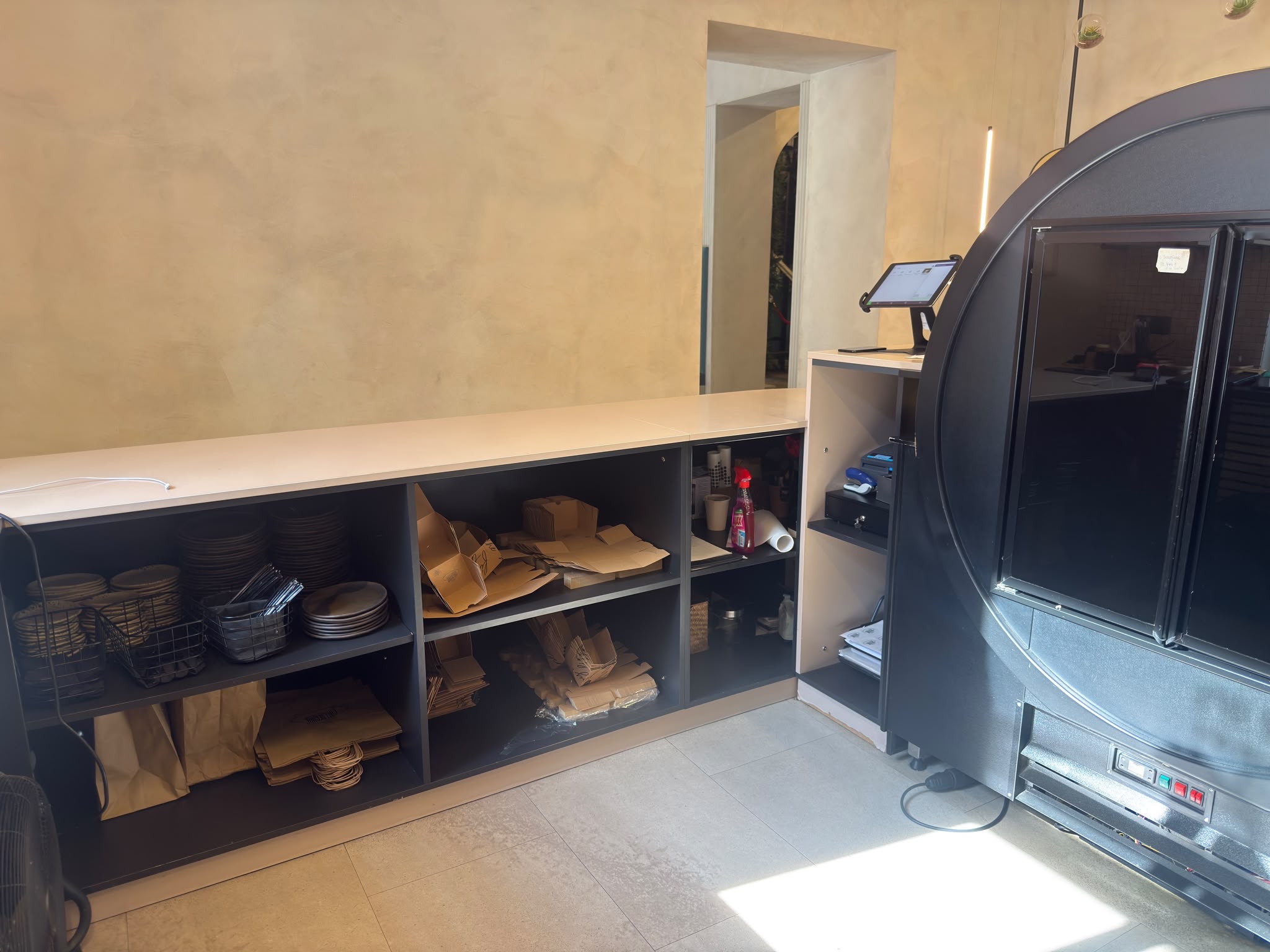 Mobilier cofetarie profesional – vitrine, mese de lucru și dulapuri pentru laborator cofetărie - Imagine 6