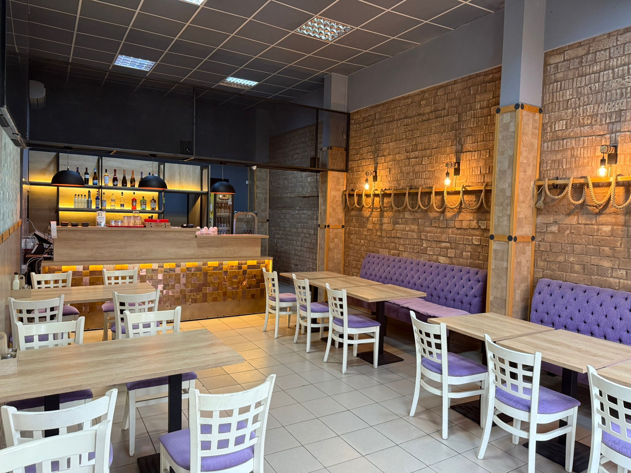 Vand bucatarie profesionala = 30 de utilaje,e inclus in pret si mobilierul din restaurant 14000 EUR