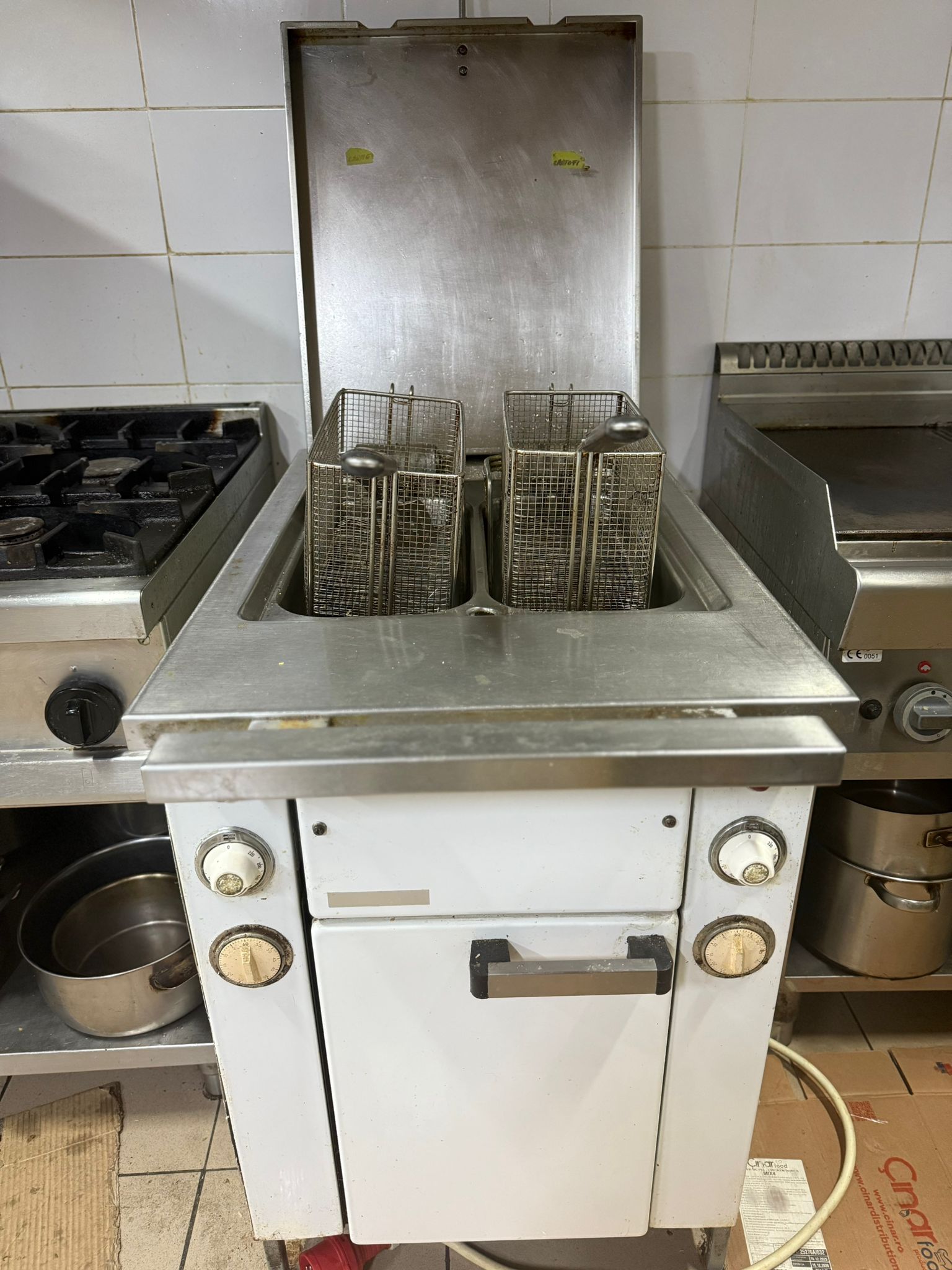Vand bucatarie profesionala = 30 de utilaje,e inclus in pret si mobilierul din restaurant 14000 EUR - Imagine 5
