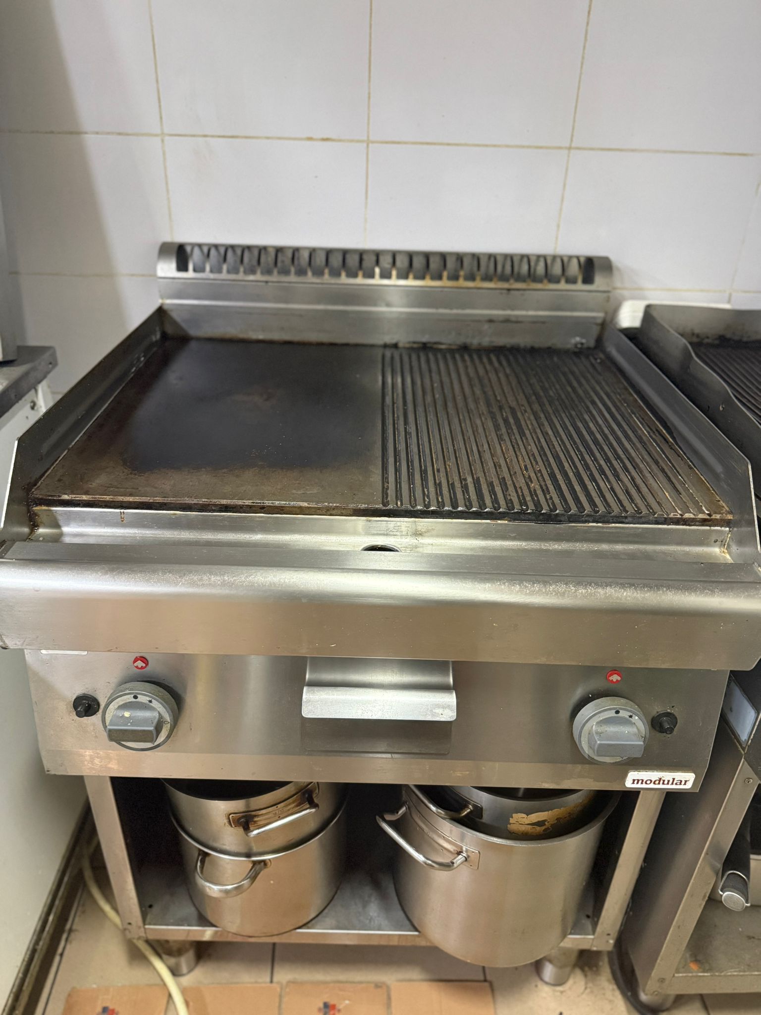 Vand bucatarie profesionala = 30 de utilaje,e inclus in pret si mobilierul din restaurant 14000 EUR - Imagine 6