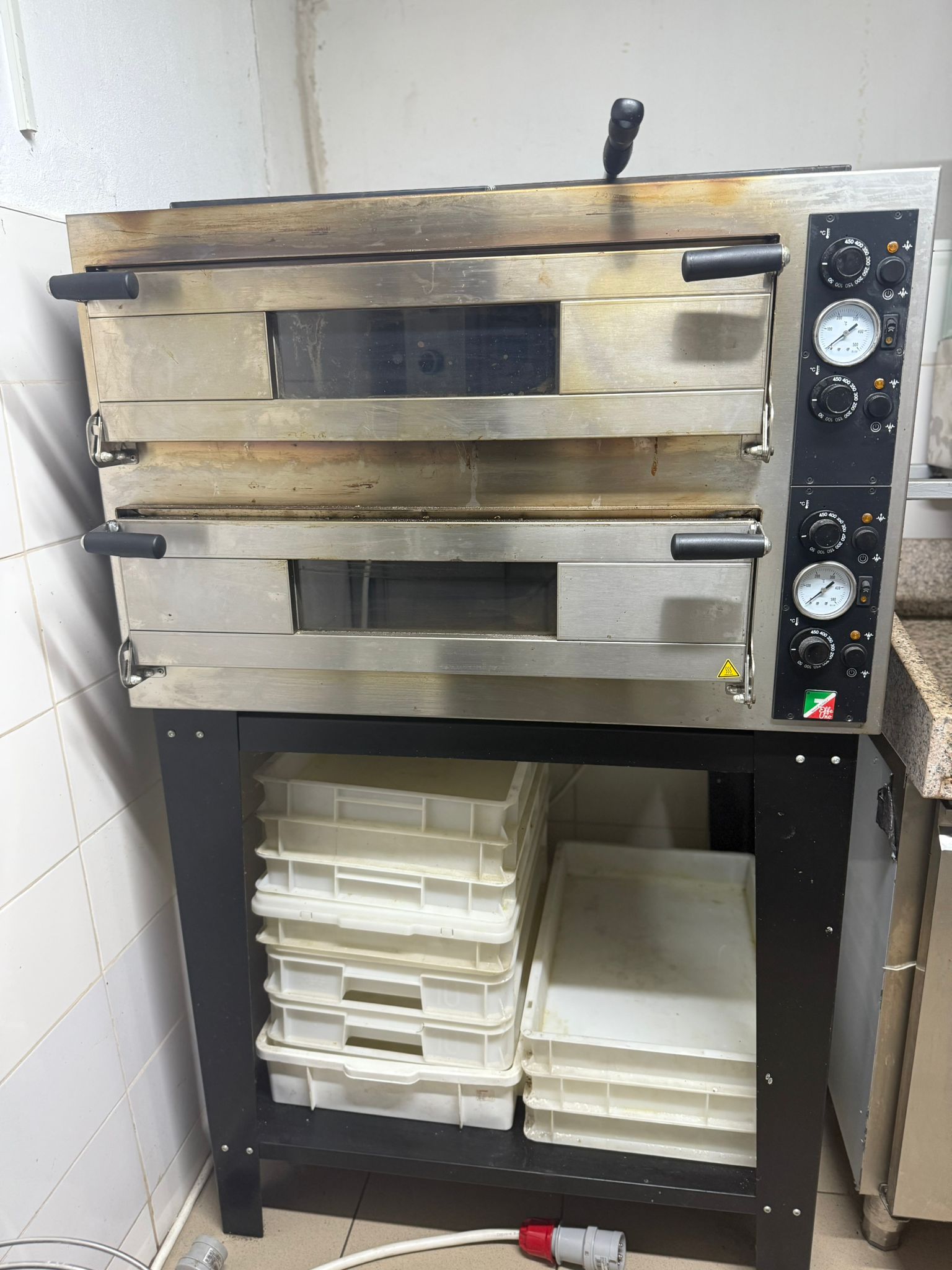 Vand bucatarie profesionala = 30 de utilaje,e inclus in pret si mobilierul din restaurant 14000 EUR - Imagine 7