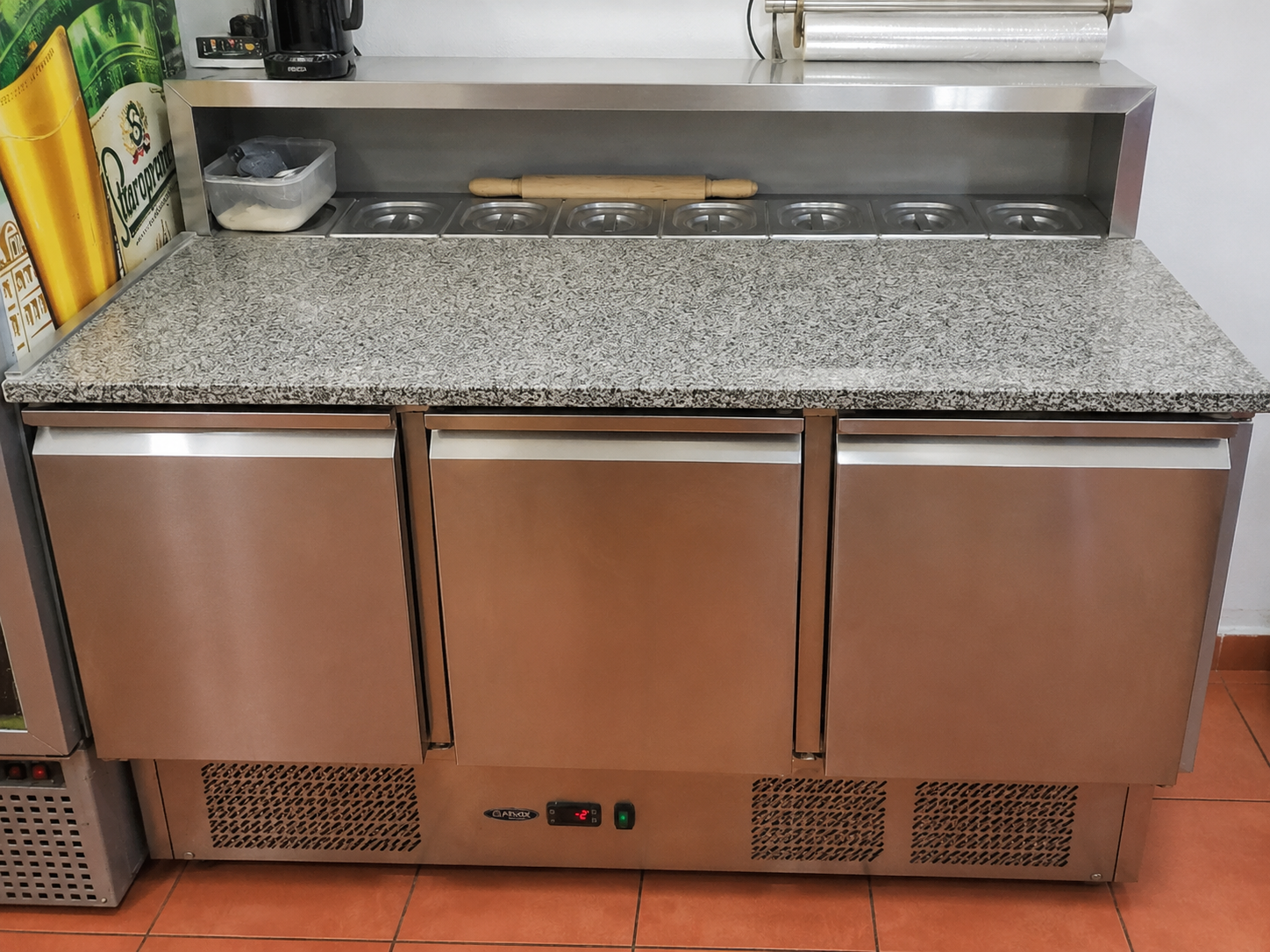 Masa frigorifică profesionala pentru pizza – saladeta inox cu blat granit, 3 uși și 8 cuve GN