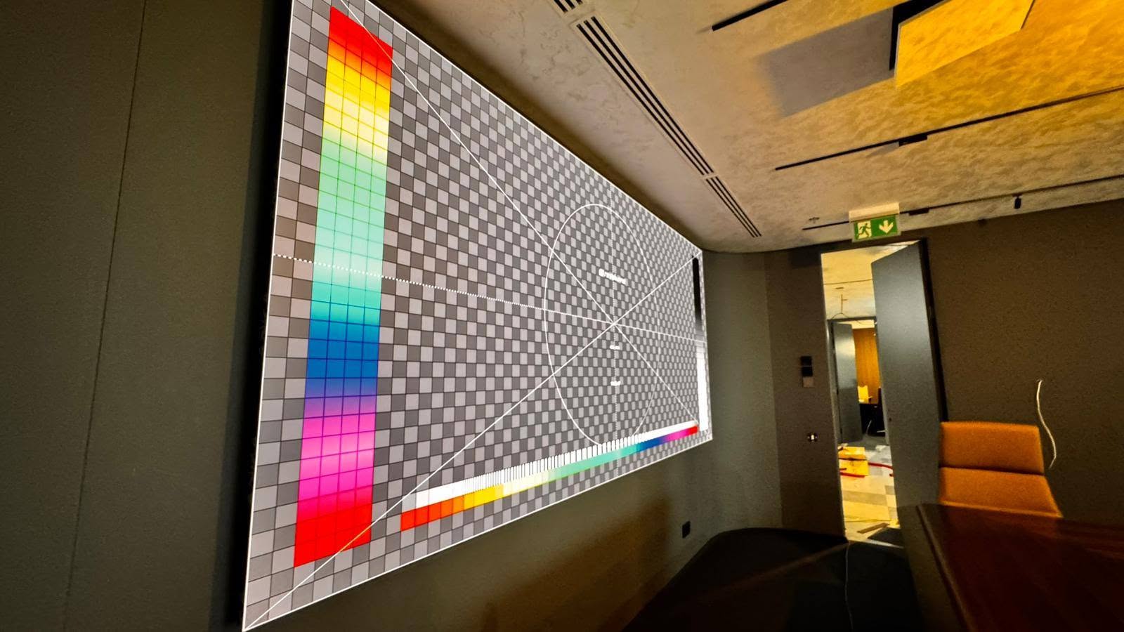 Ecran LED P0.7 pentru Conference Room – Display LED Profesional pentru Sala de Conferinte