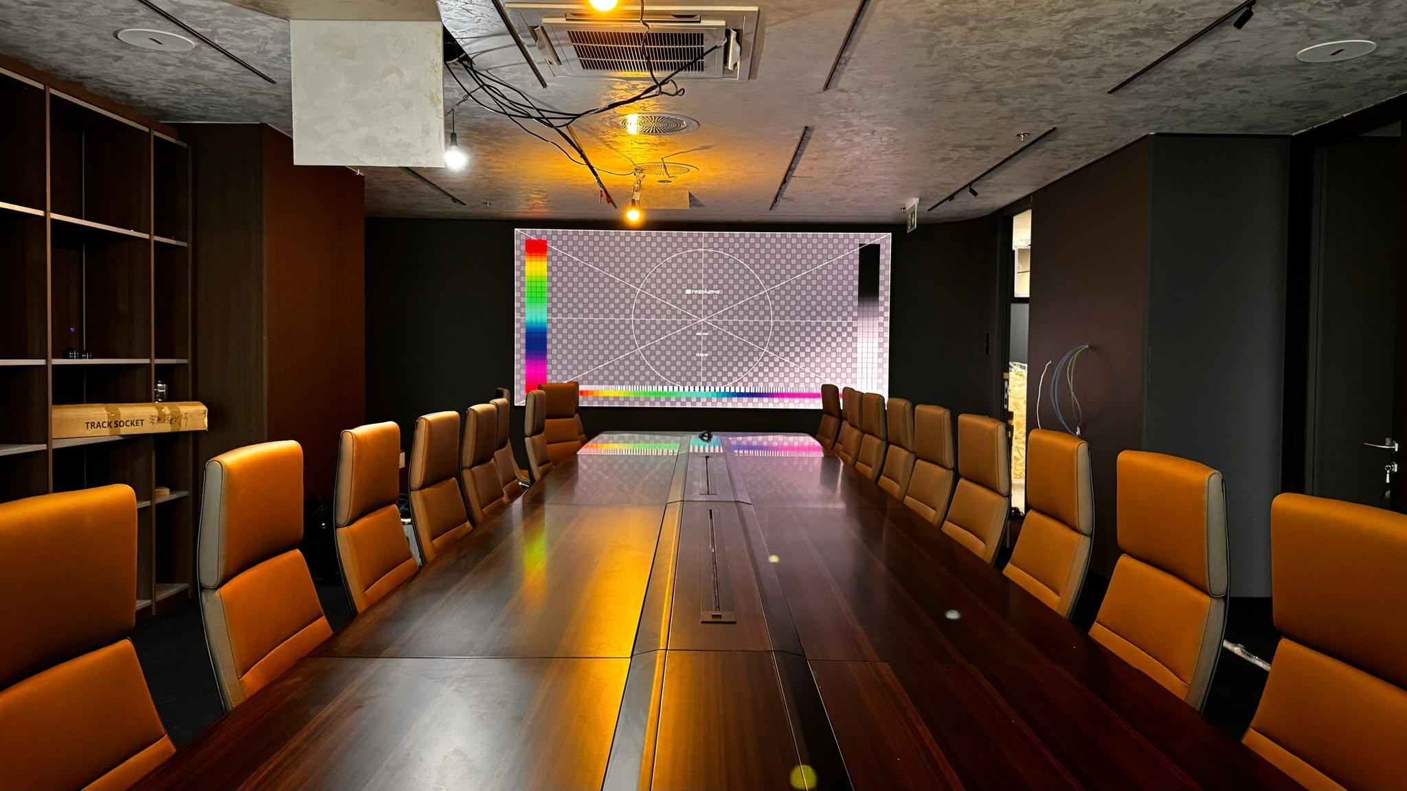 Ecran LED P0.7 pentru Conference Room – Display LED Profesional pentru Sala de Conferinte - Imagine 3