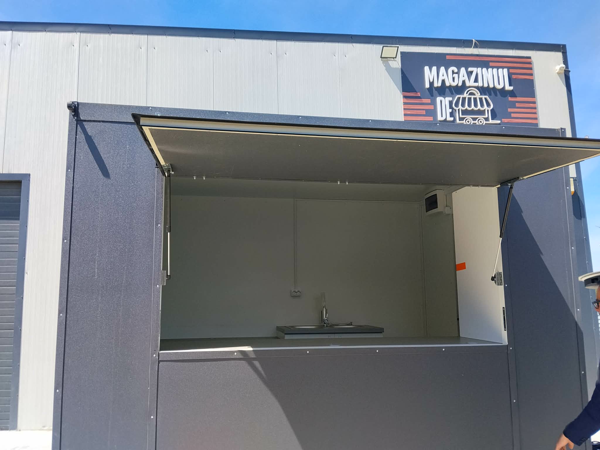 Rulota Food Truck Noua – Utilizata doar 3 luni – Complet Echipata HoReCa