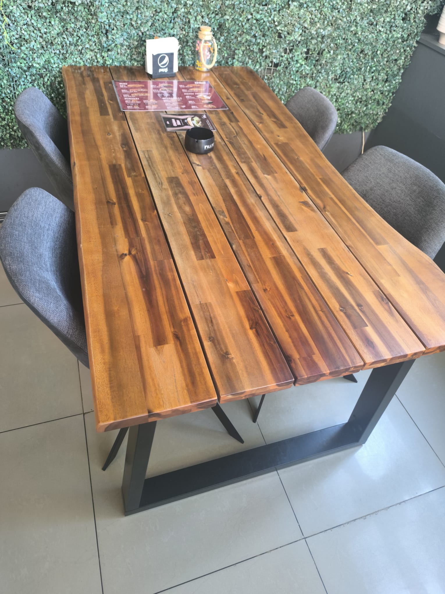 Mobilier HoReCa Profesional – Sală Restaurant și Terasă – Mese & Scaune – Lemn Masiv și Tapițat